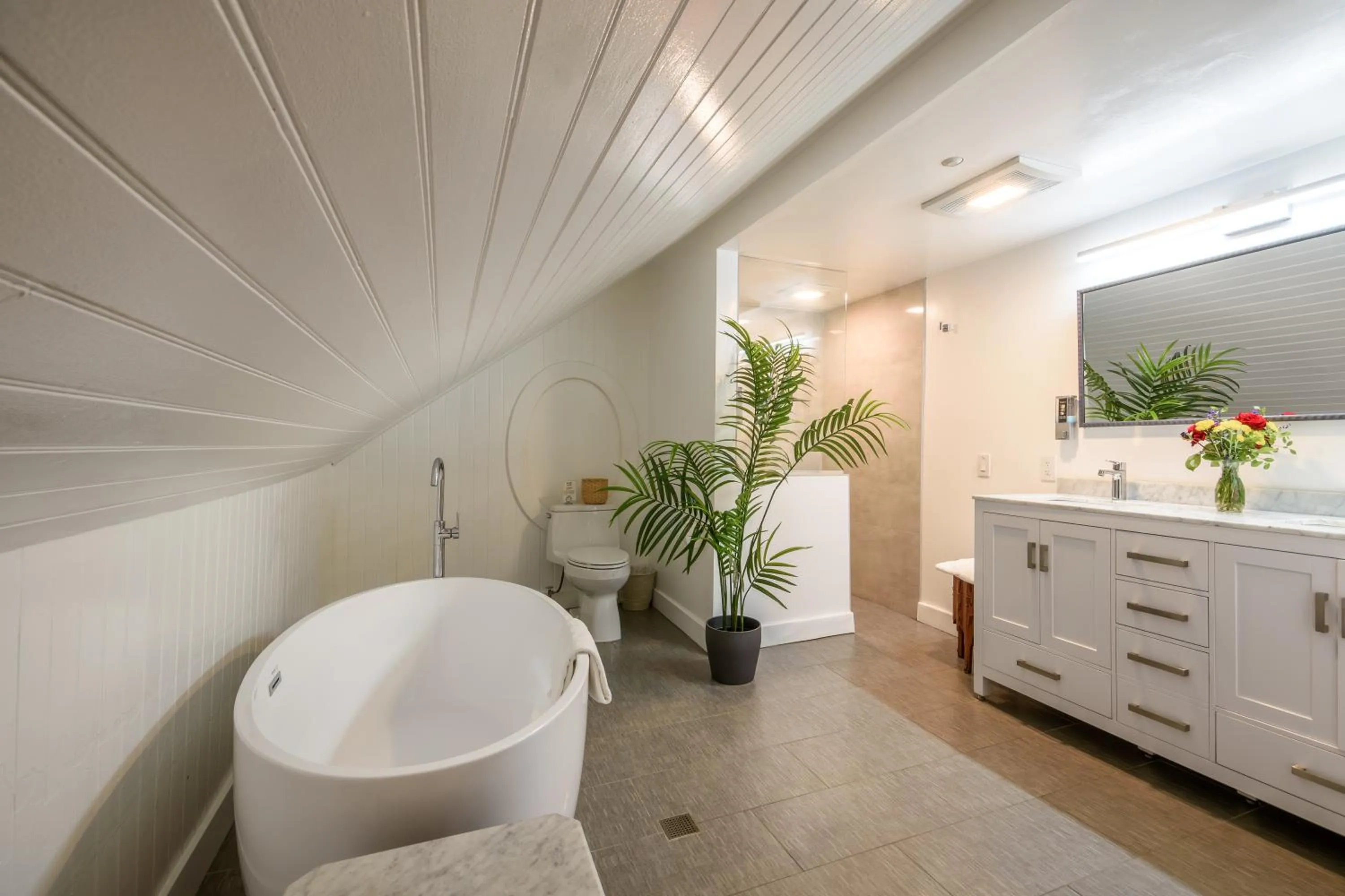 Bathroom in Cedar Gables Inn