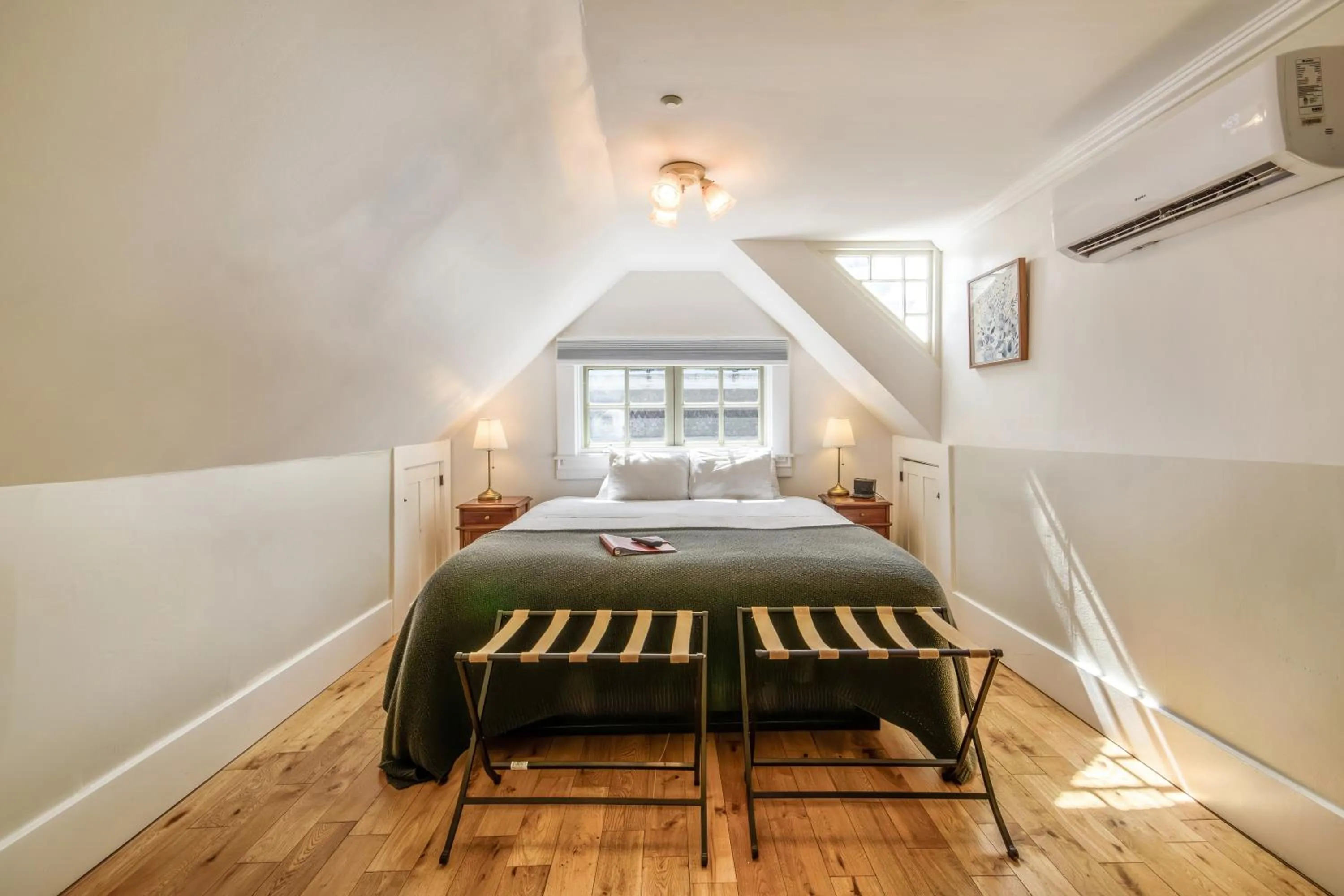 Bedroom, Bed in Cedar Gables Inn