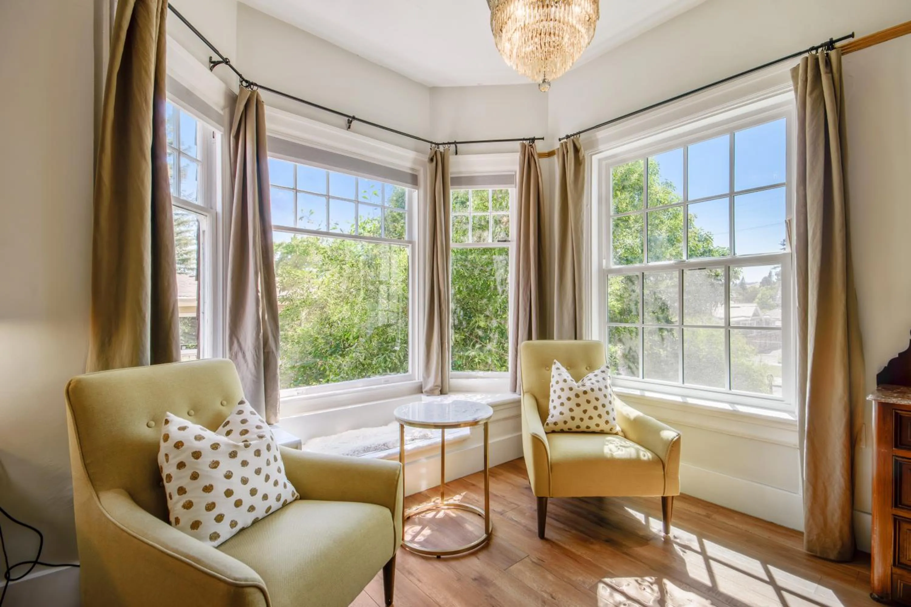 Living room in Cedar Gables Inn