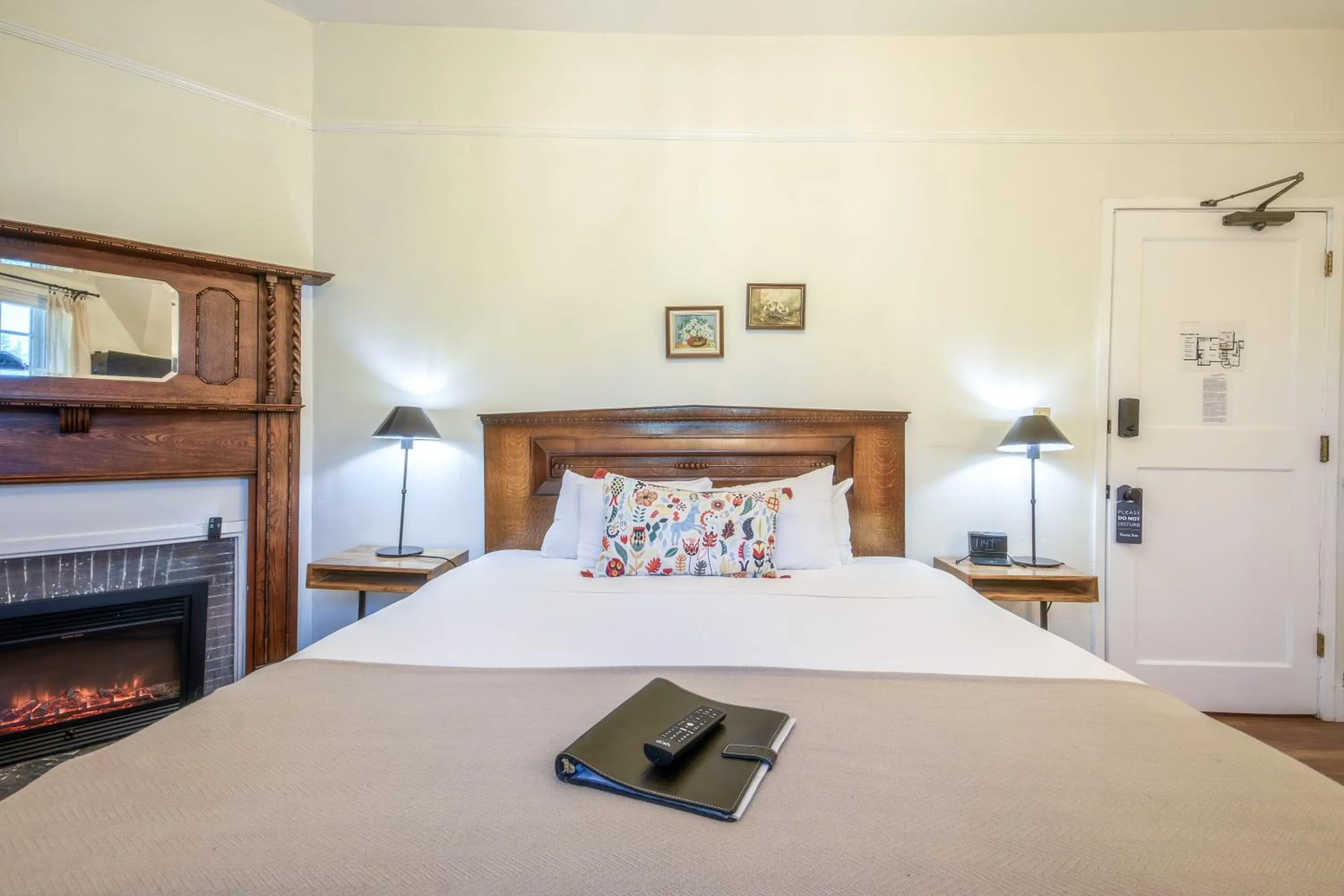 Bed in Cedar Gables Inn