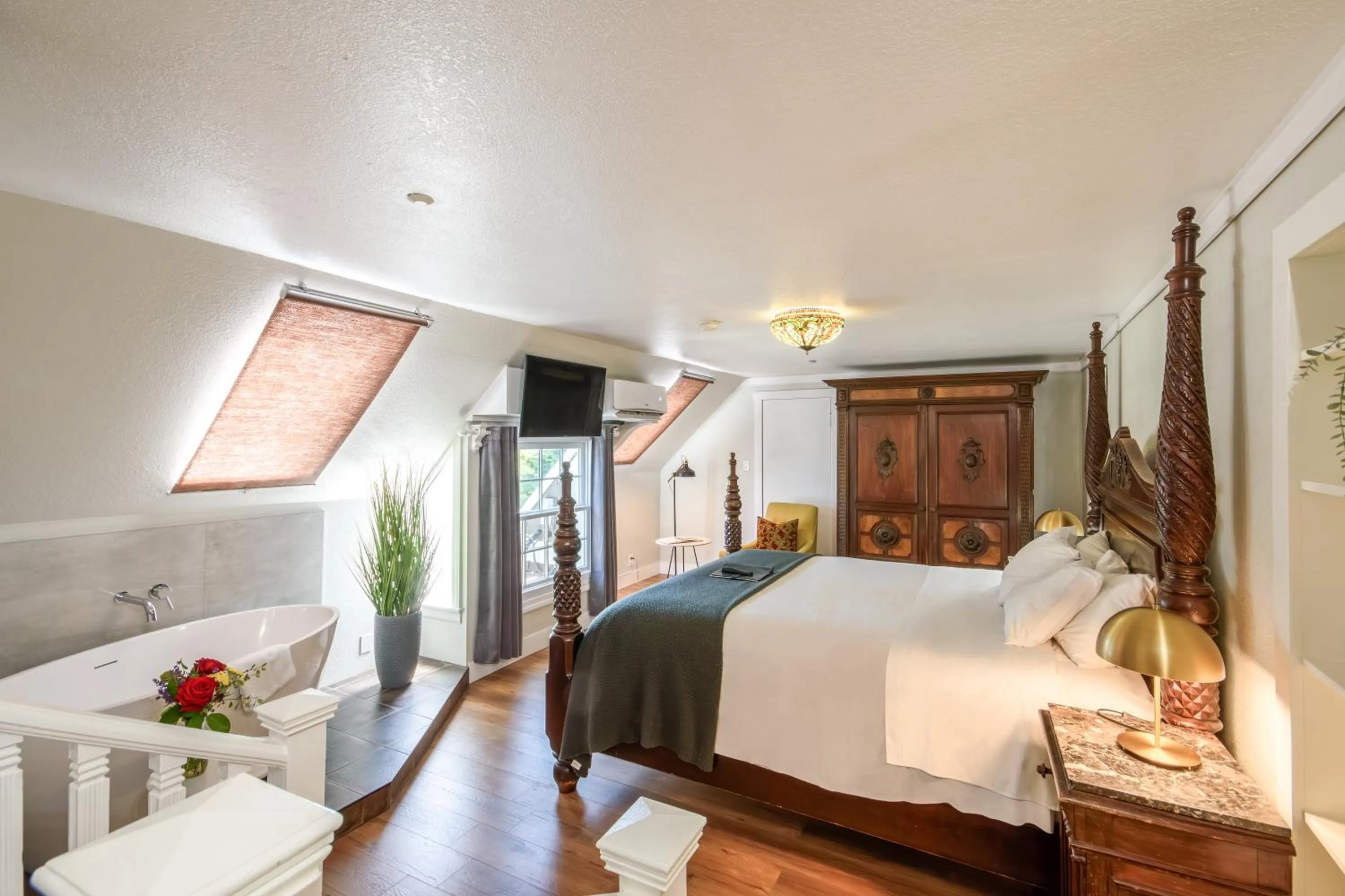 Bed in Cedar Gables Inn