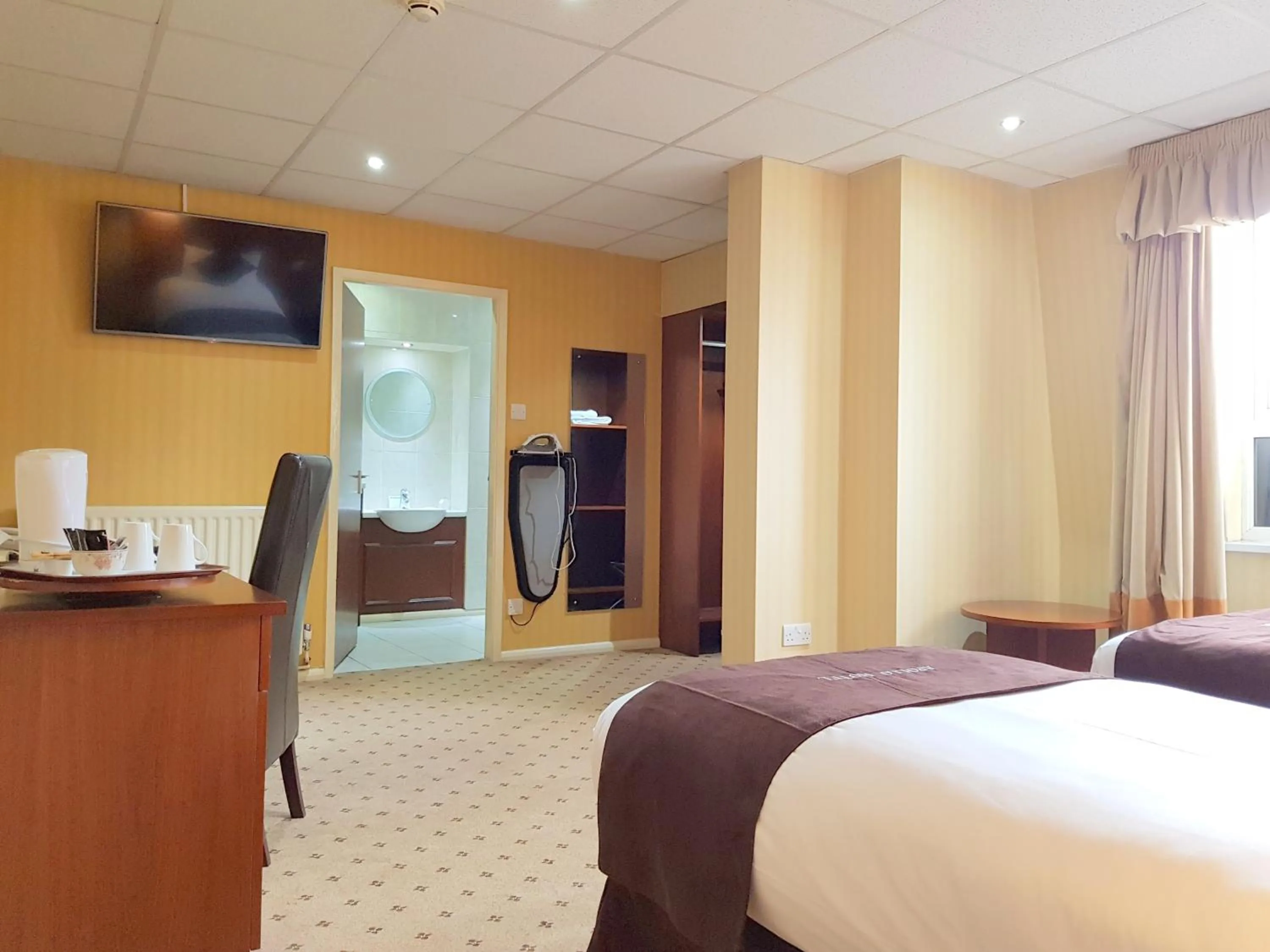 Toilet, Bed in Apollo Hotel