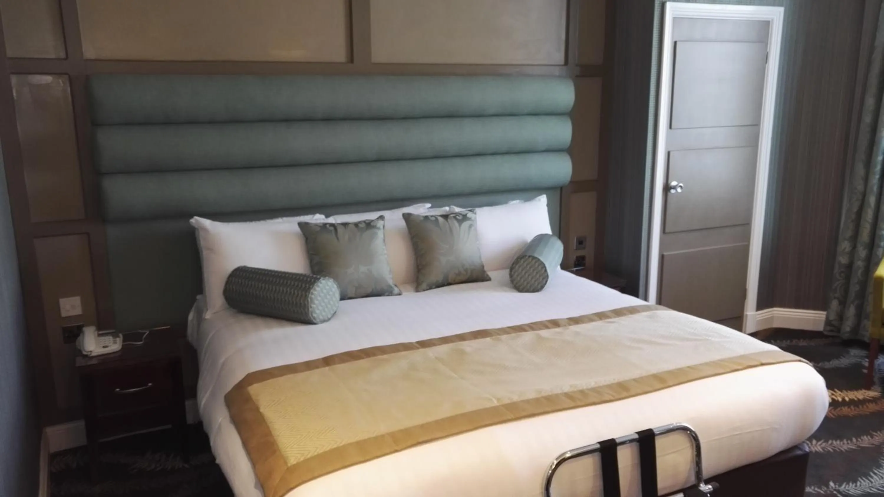 Photo of the whole room, Bed in Caledonian Hotel