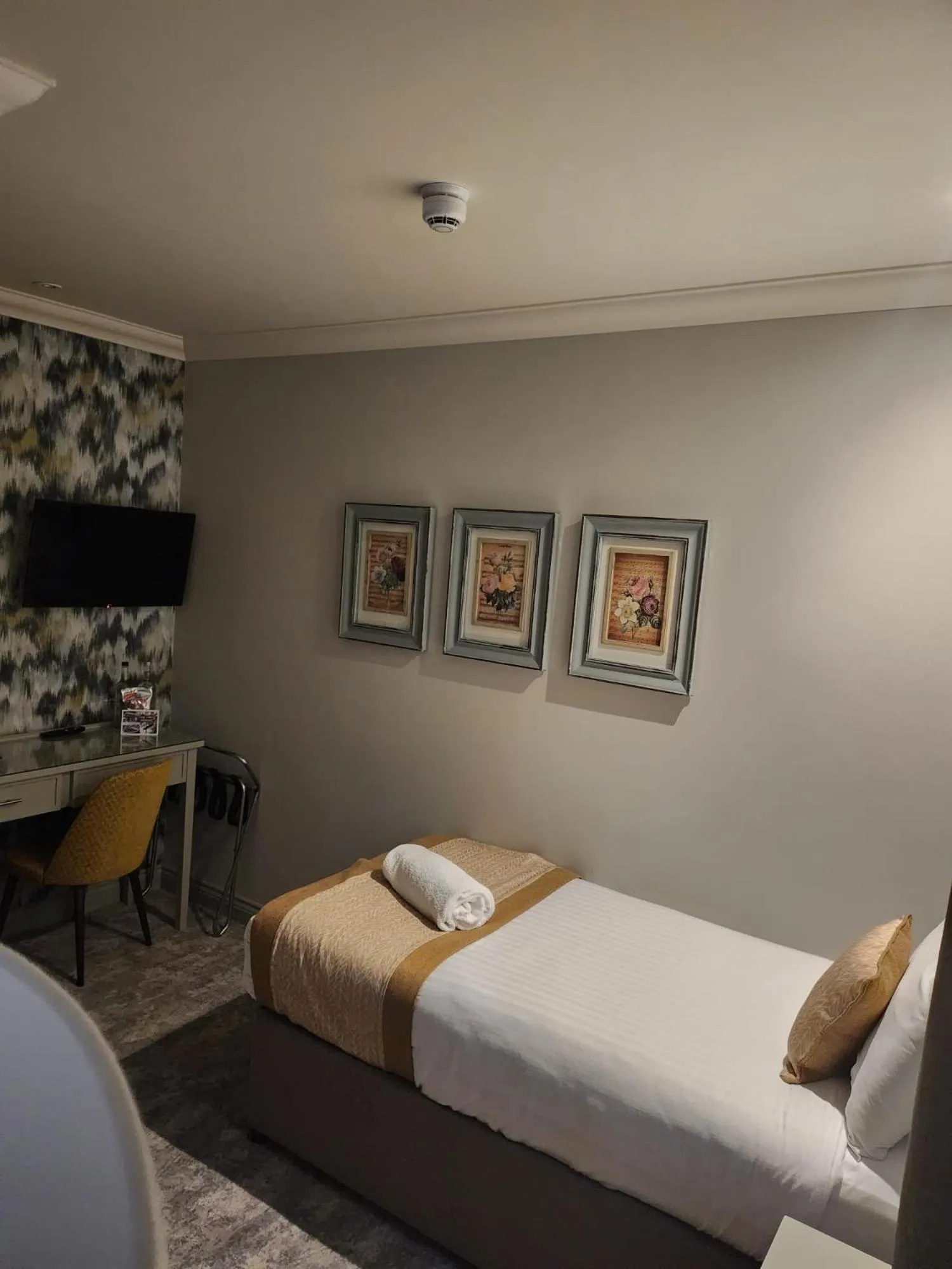 Bed in Caledonian Hotel