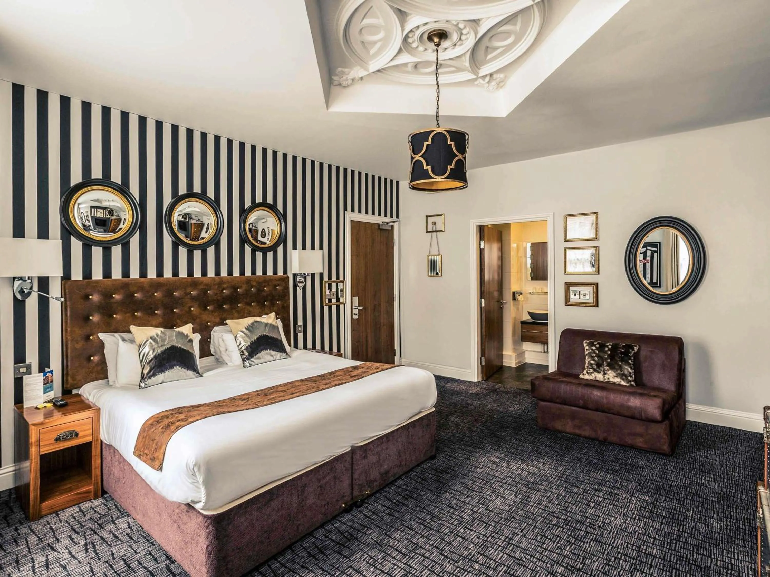 Bedroom, Bed in Mercure Nottingham City Centre Hotel