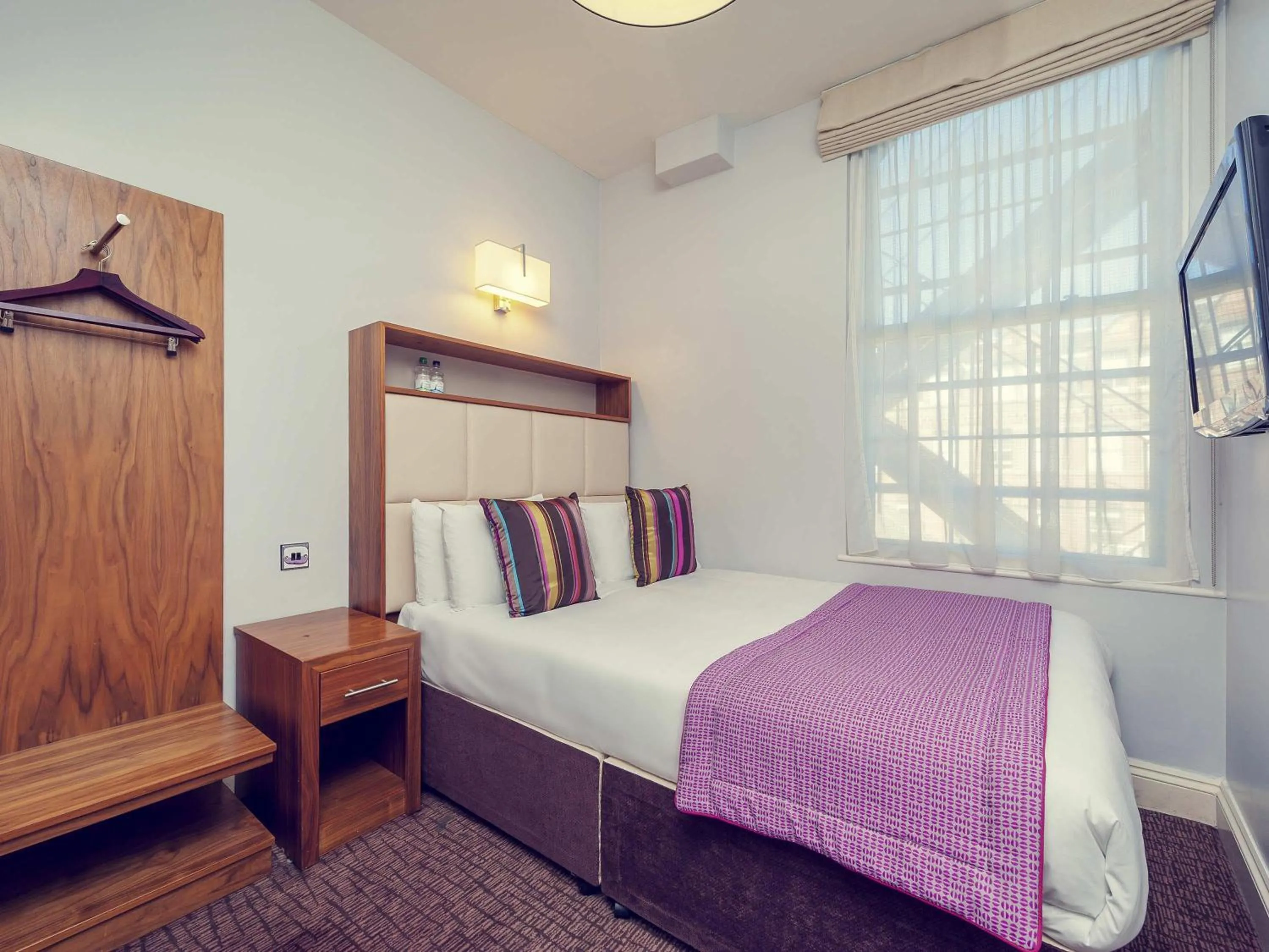 Bedroom, Bed in Mercure Nottingham City Centre Hotel