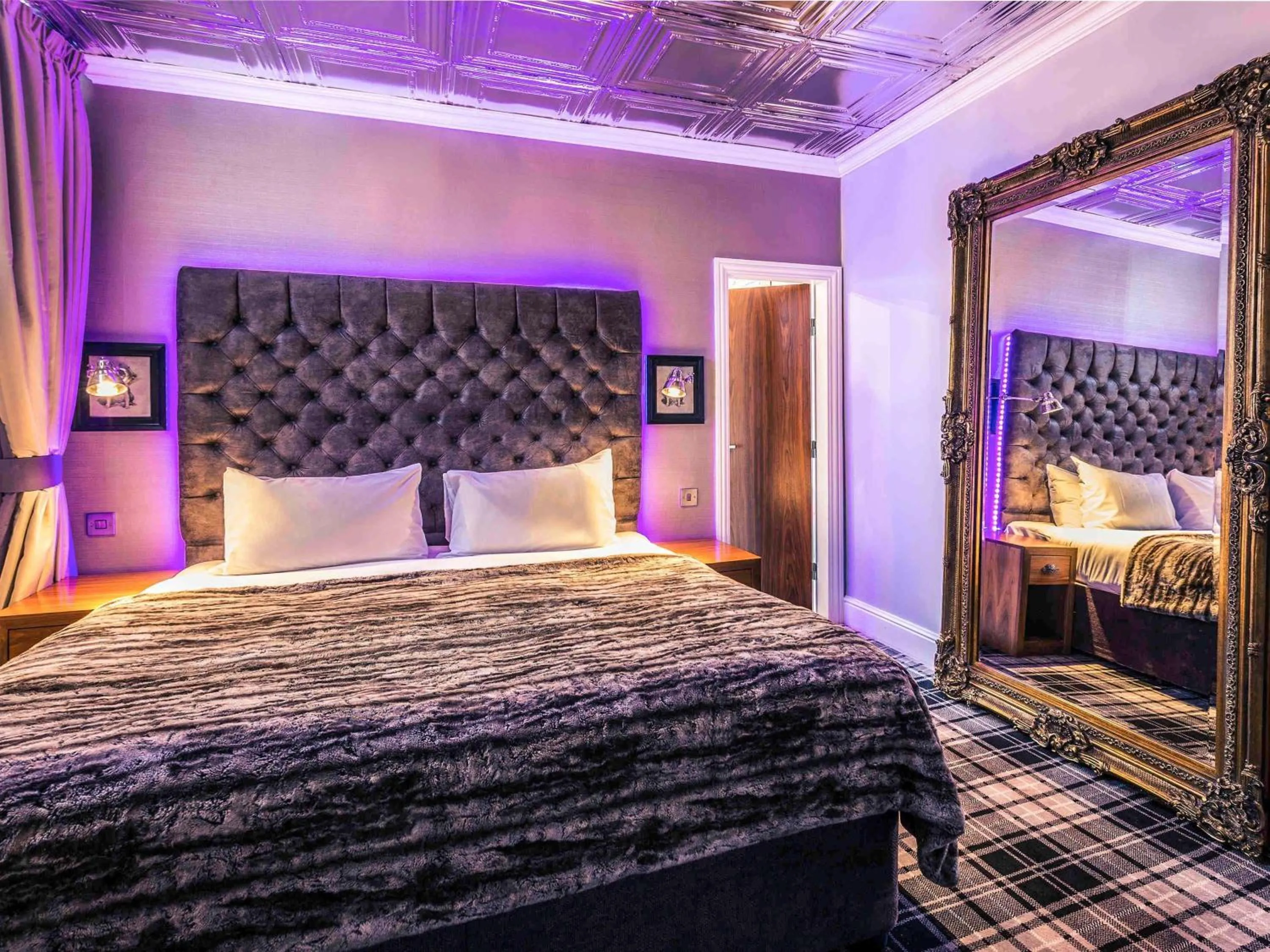 Property building, Bed in Mercure Nottingham City Centre Hotel