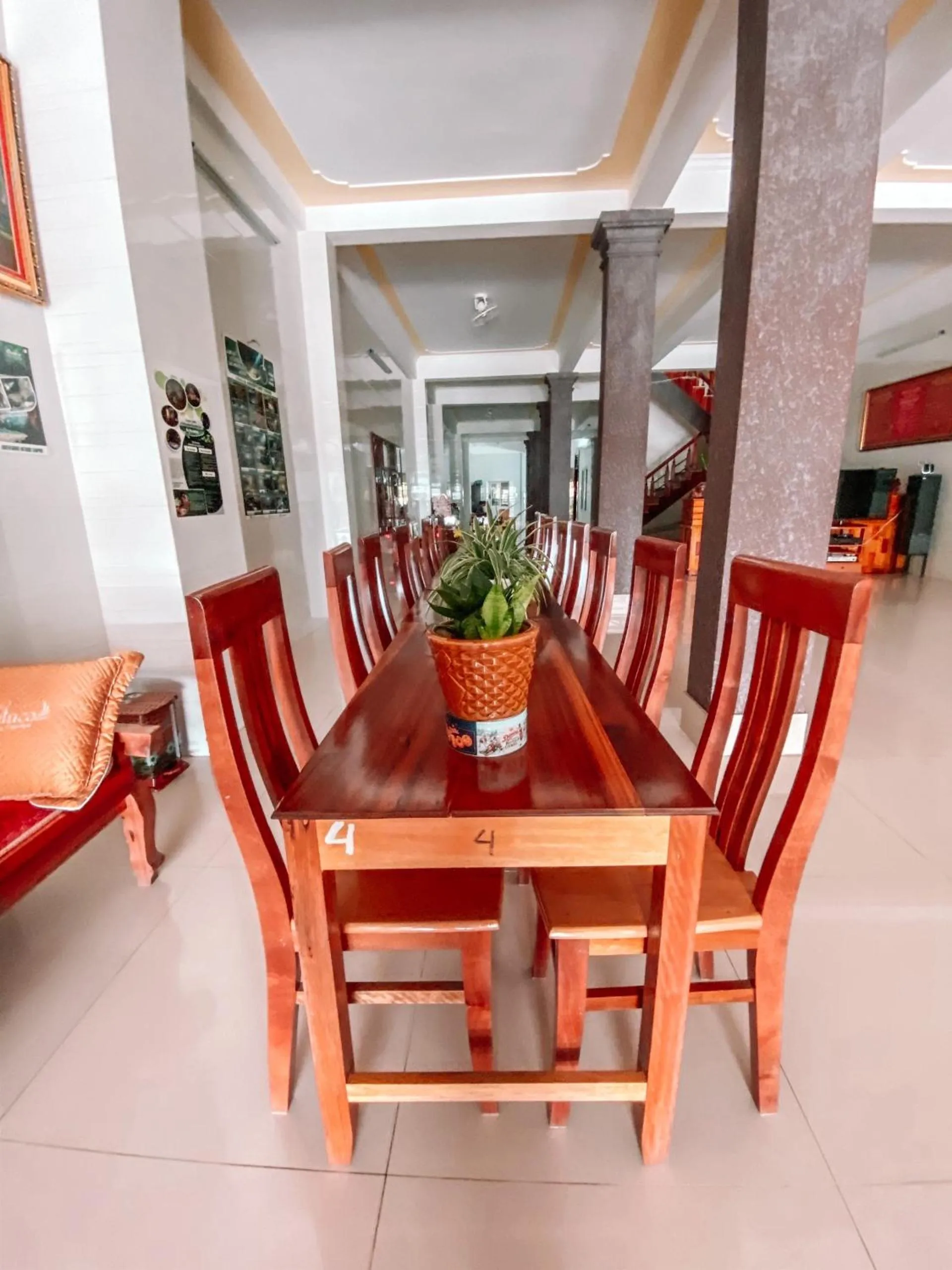 Restaurant/places to eat in Gold Plus Hotel