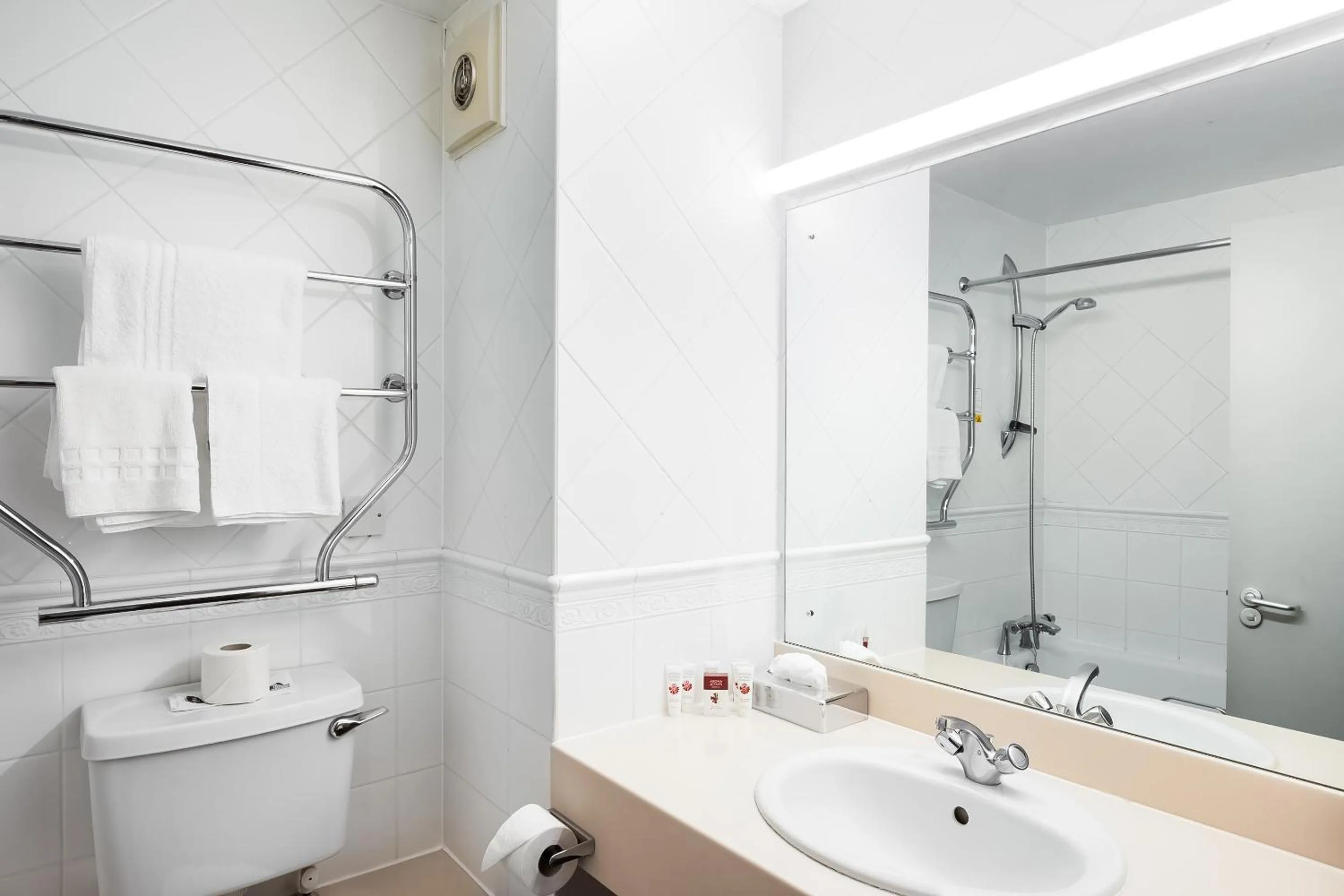 Bathroom in OYO Flagship London Finchley