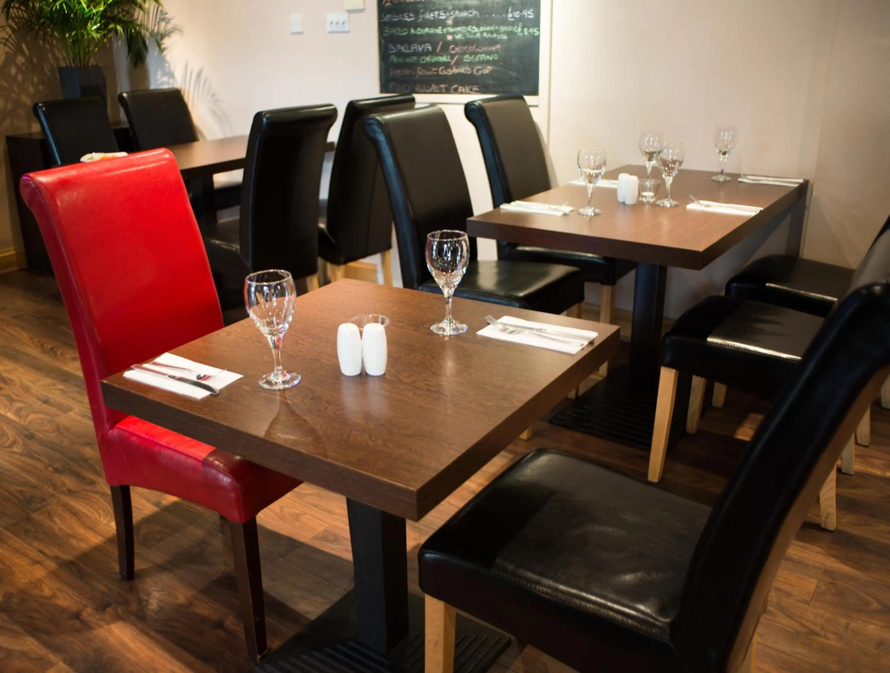 Restaurant/Places to Eat in OYO Flagship London Finchley