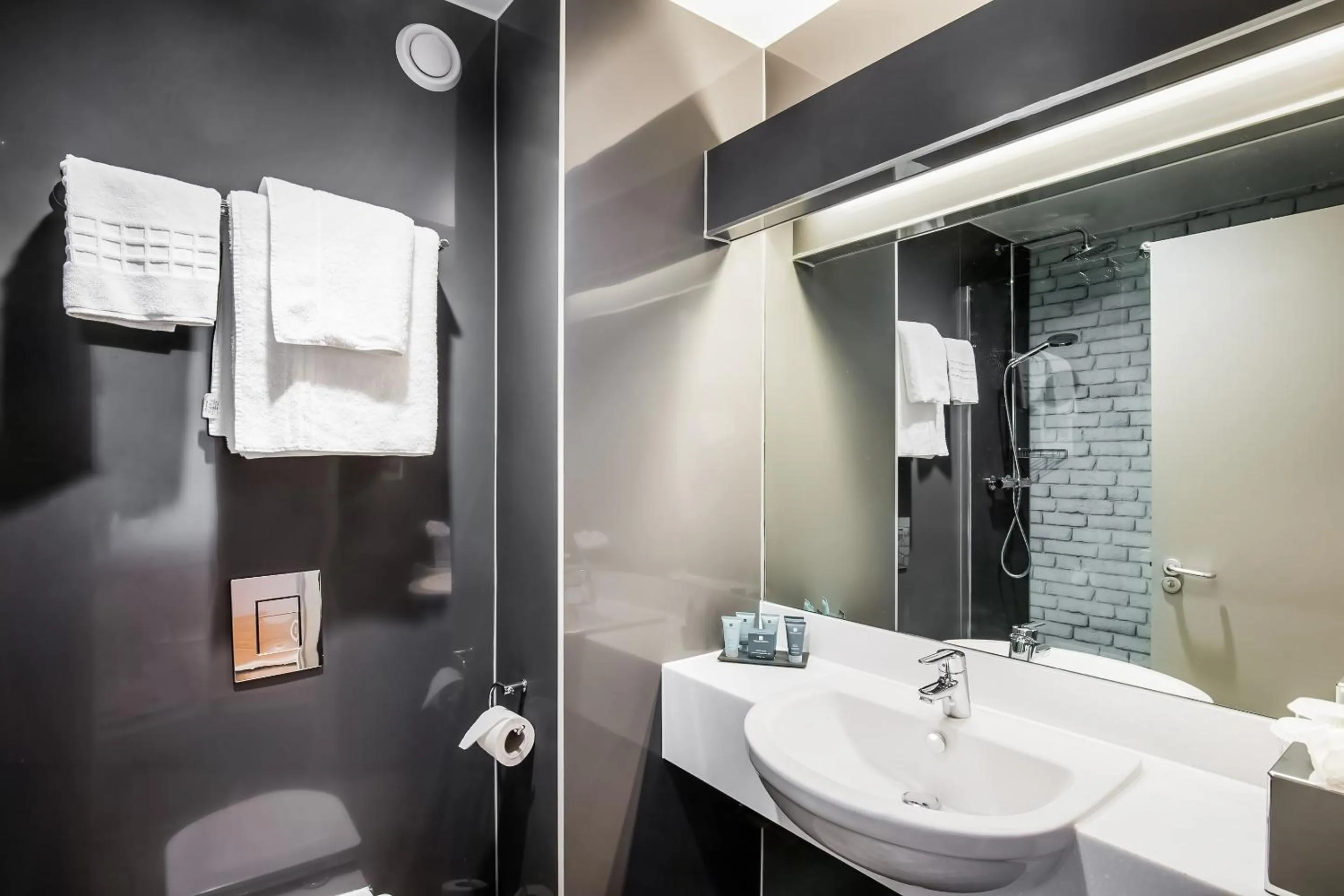 Bathroom in OYO Flagship London Finchley