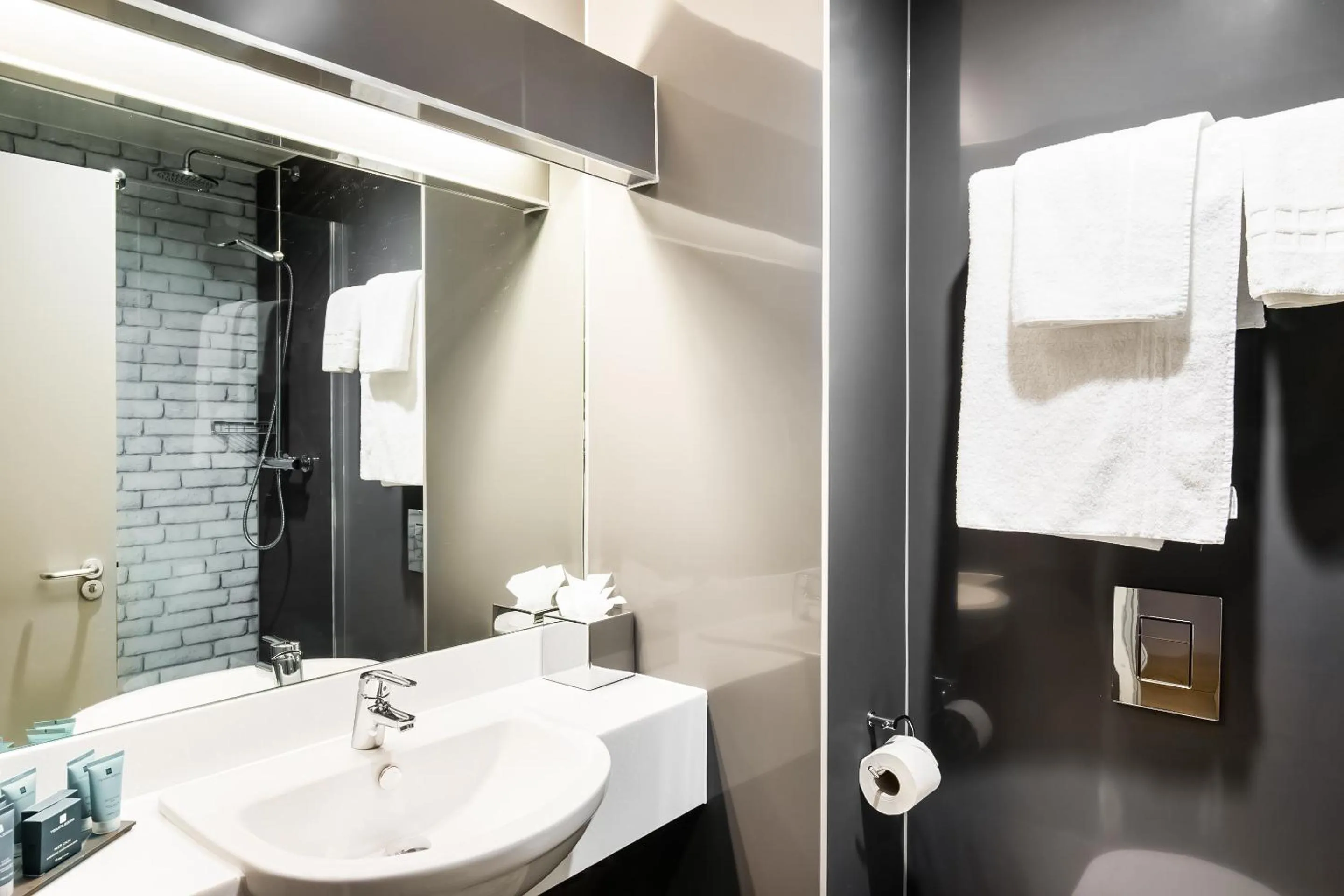 Bathroom in OYO Flagship London Finchley