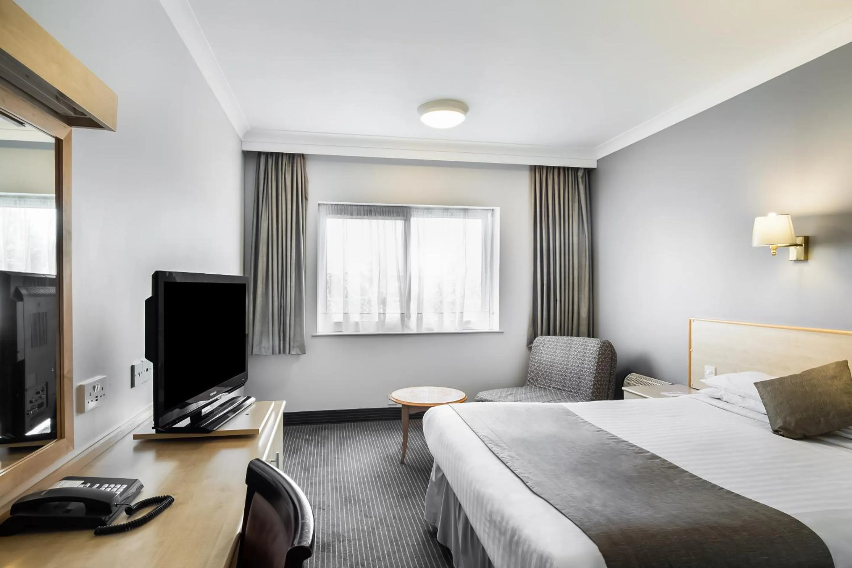 Bedroom, TV/Entertainment Center in OYO Flagship London Finchley