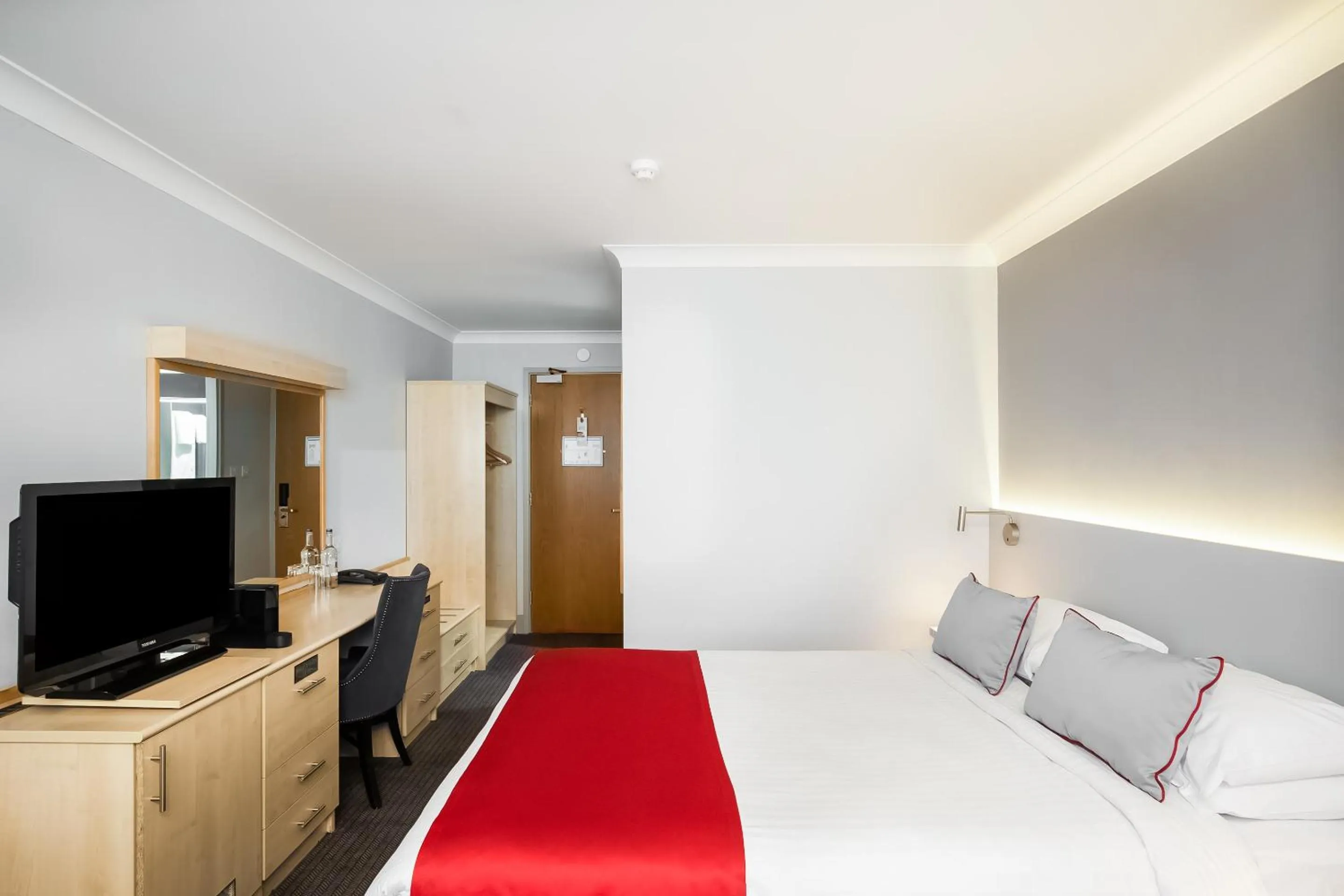 Bedroom, TV/Entertainment Center in OYO Flagship London Finchley