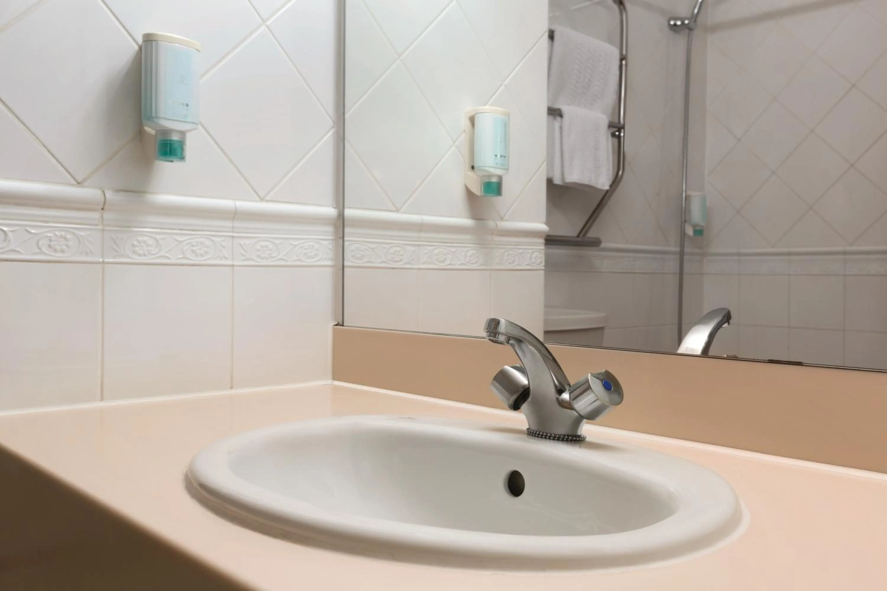 Bathroom in OYO Flagship London Finchley