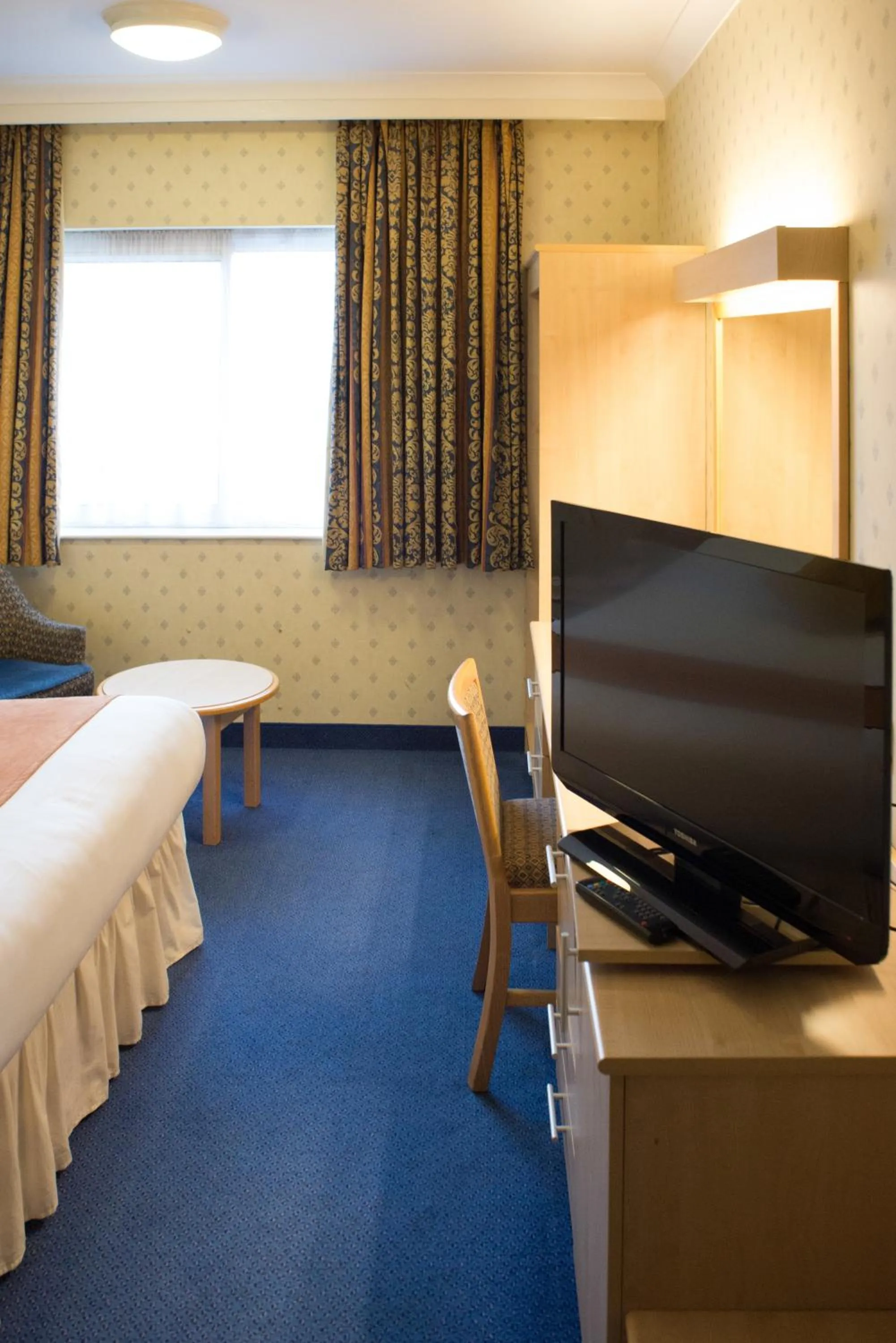 TV and multimedia, TV/Entertainment Center in OYO Flagship London Finchley