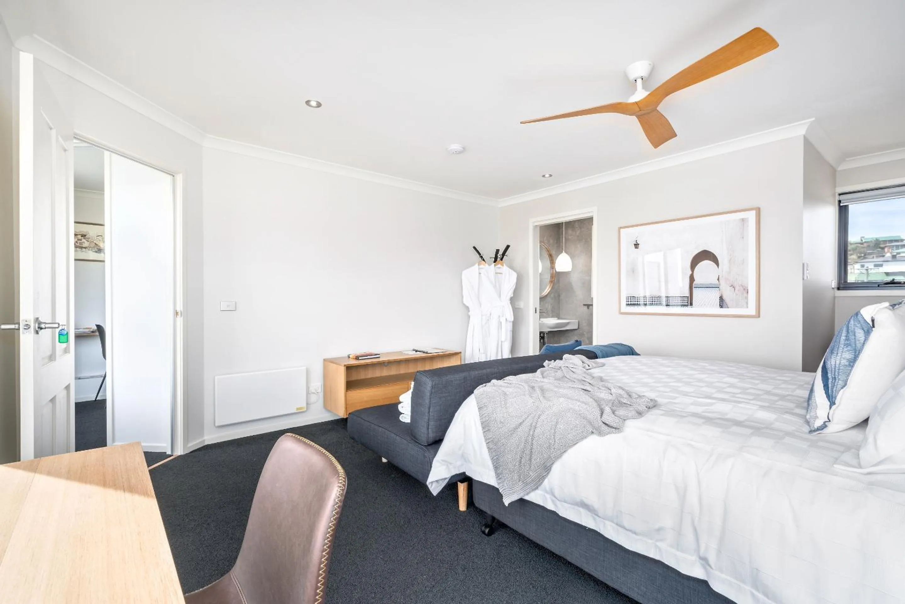 Photo of the whole room, Bed in Madsen Retreat