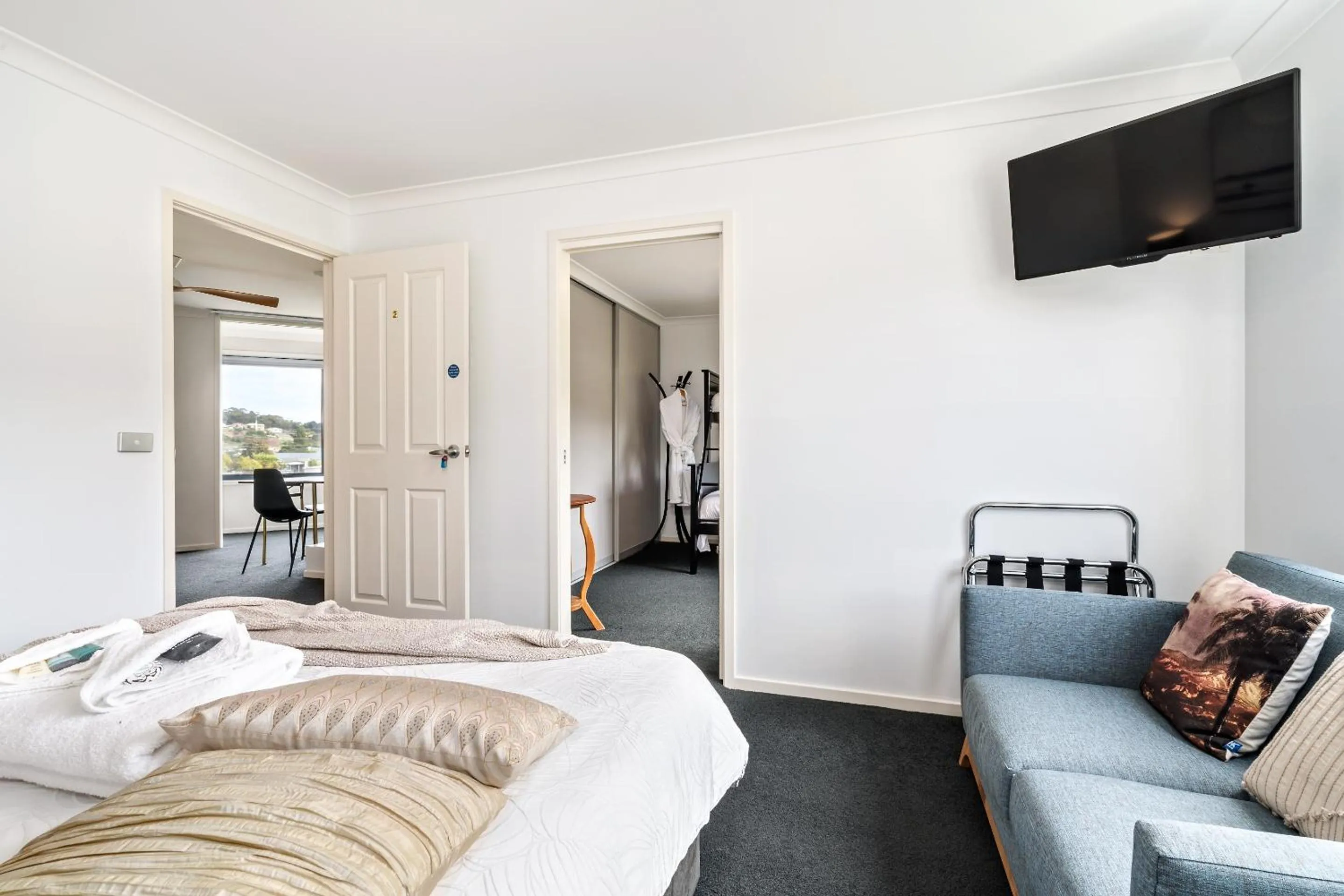 Living room, Bed in Madsen Retreat