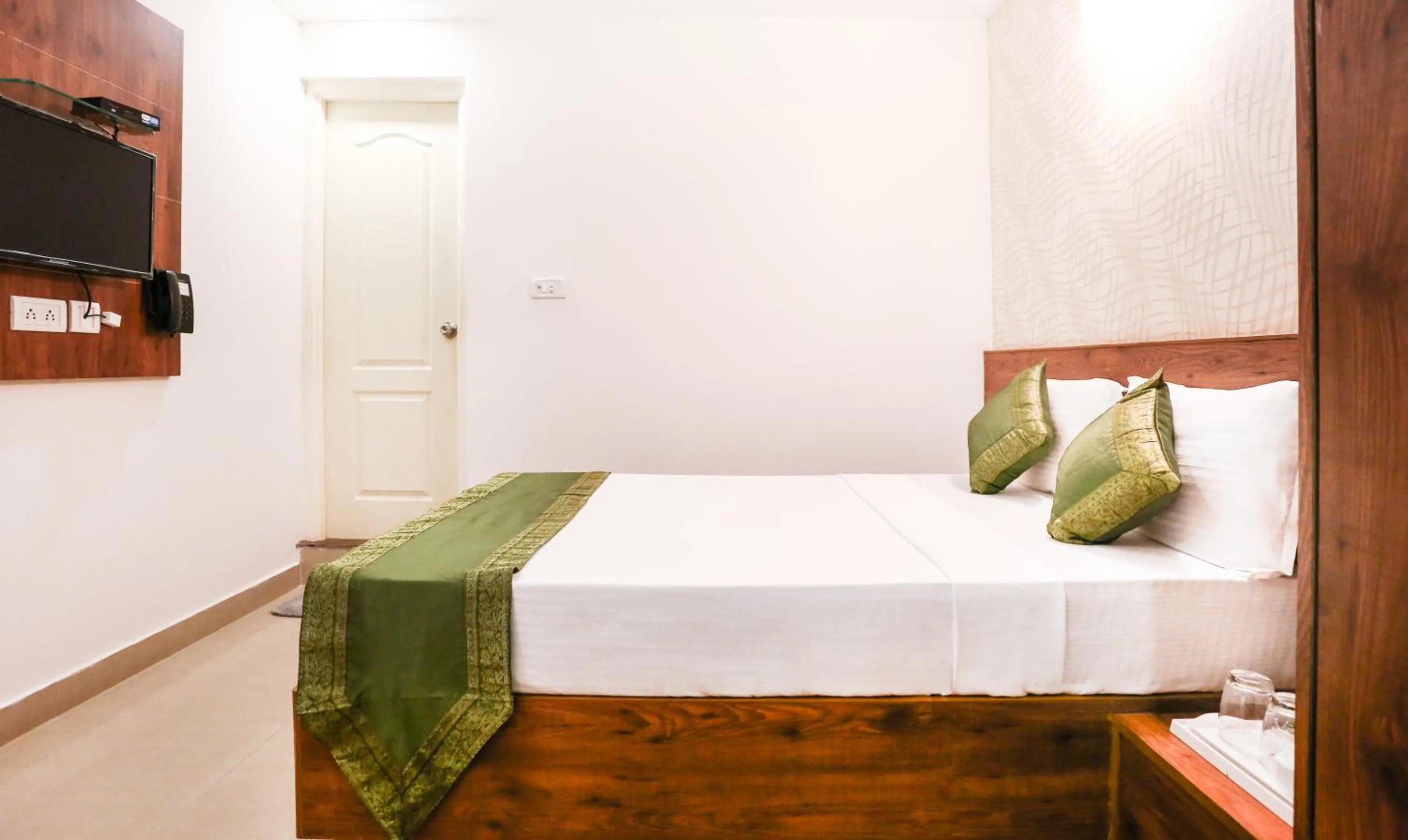 Bedroom, Bed in Treebo Comforts Inn, University Road Deralakatte