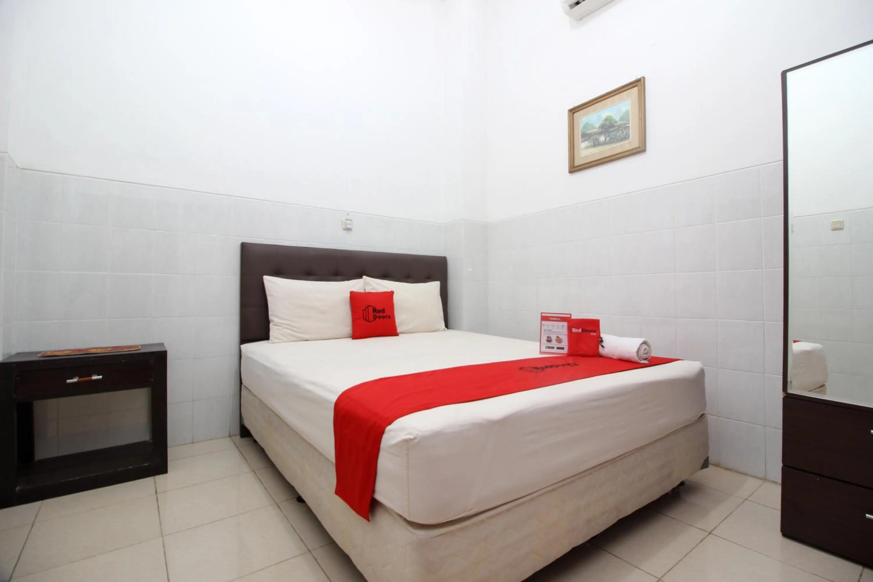 Bedroom, Bed in RedDoorz @ Seturan Raya