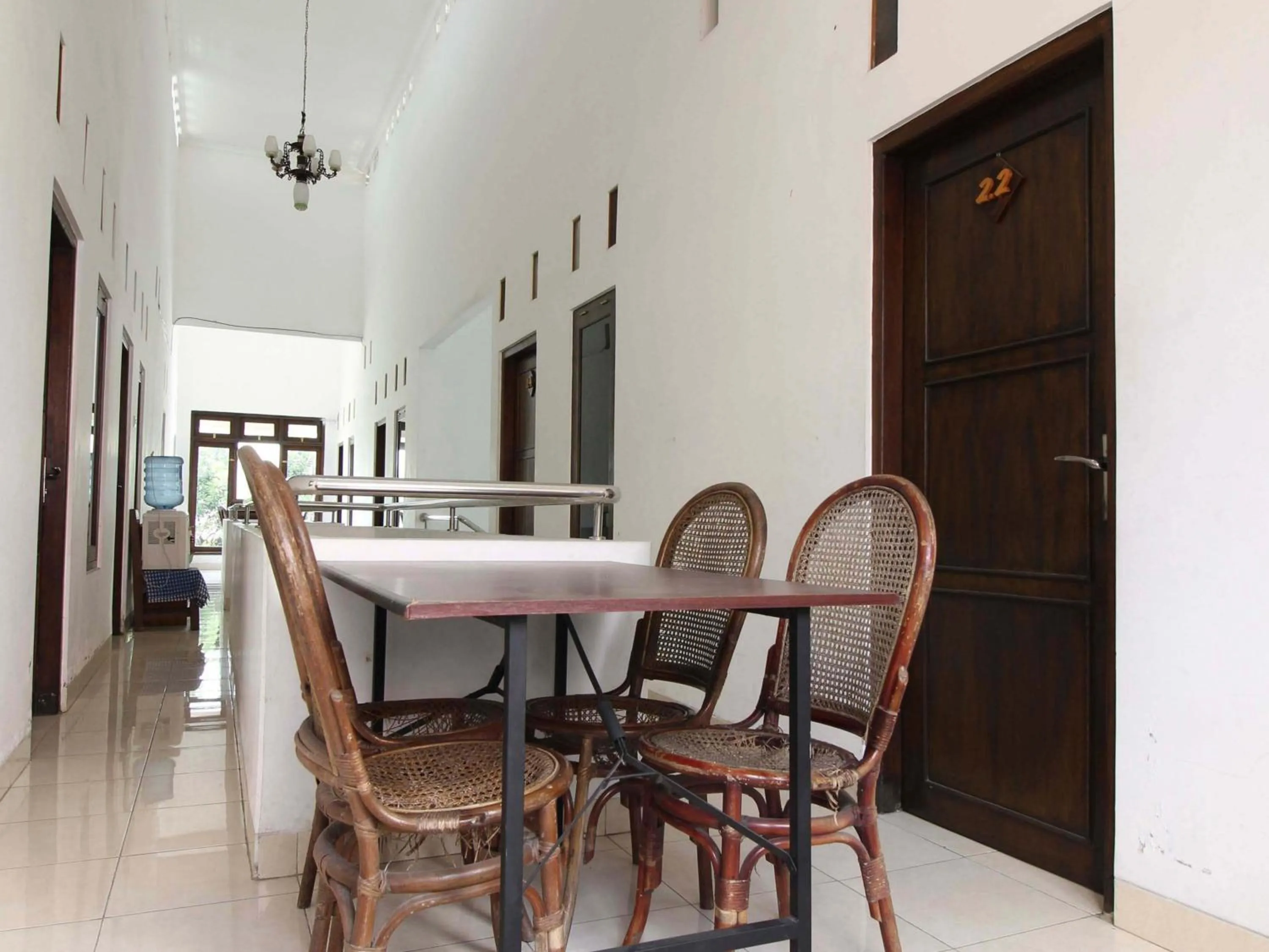 Seating area in RedDoorz @ Seturan Raya