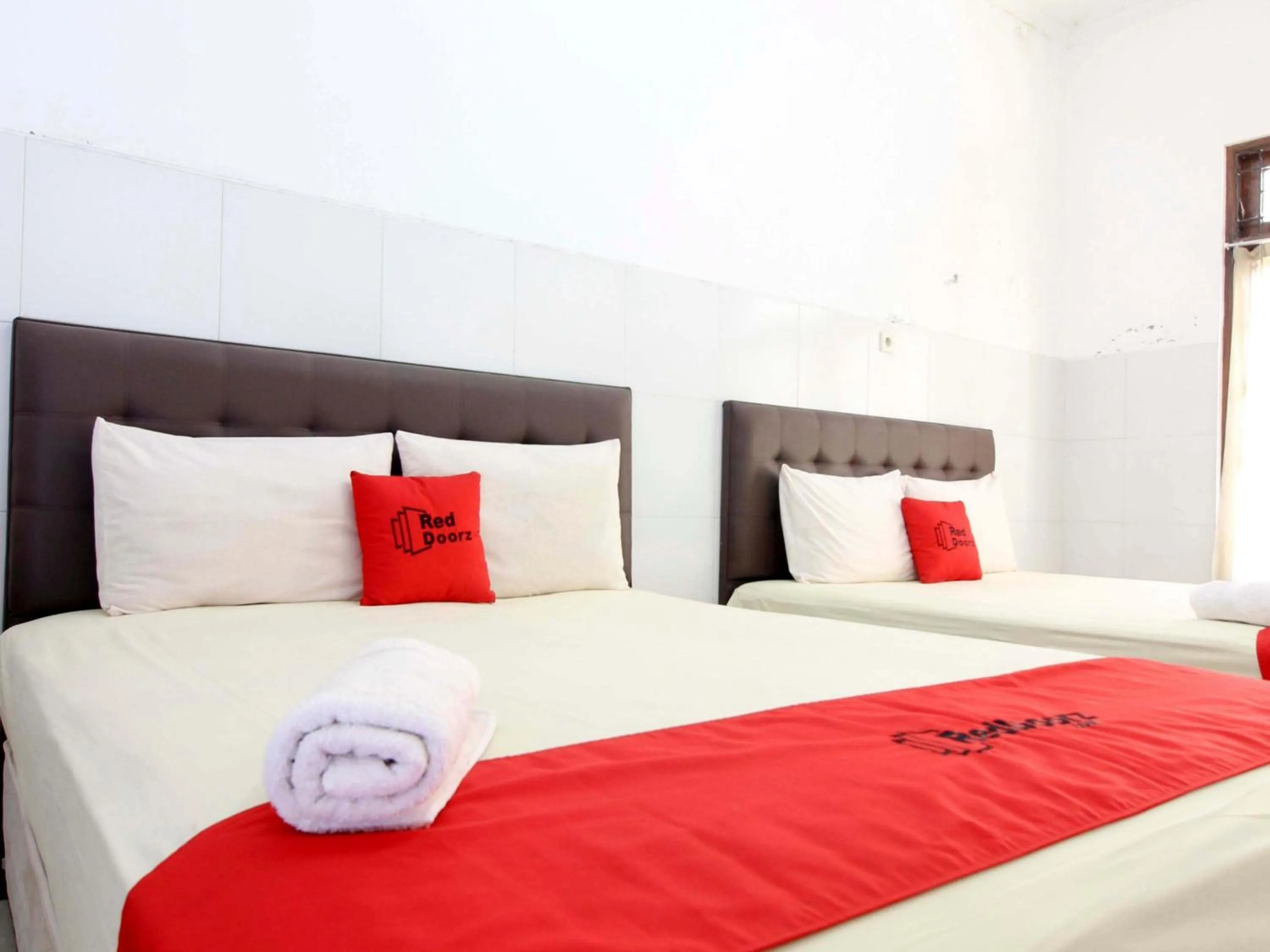 Bedroom, Bed in RedDoorz @ Seturan Raya