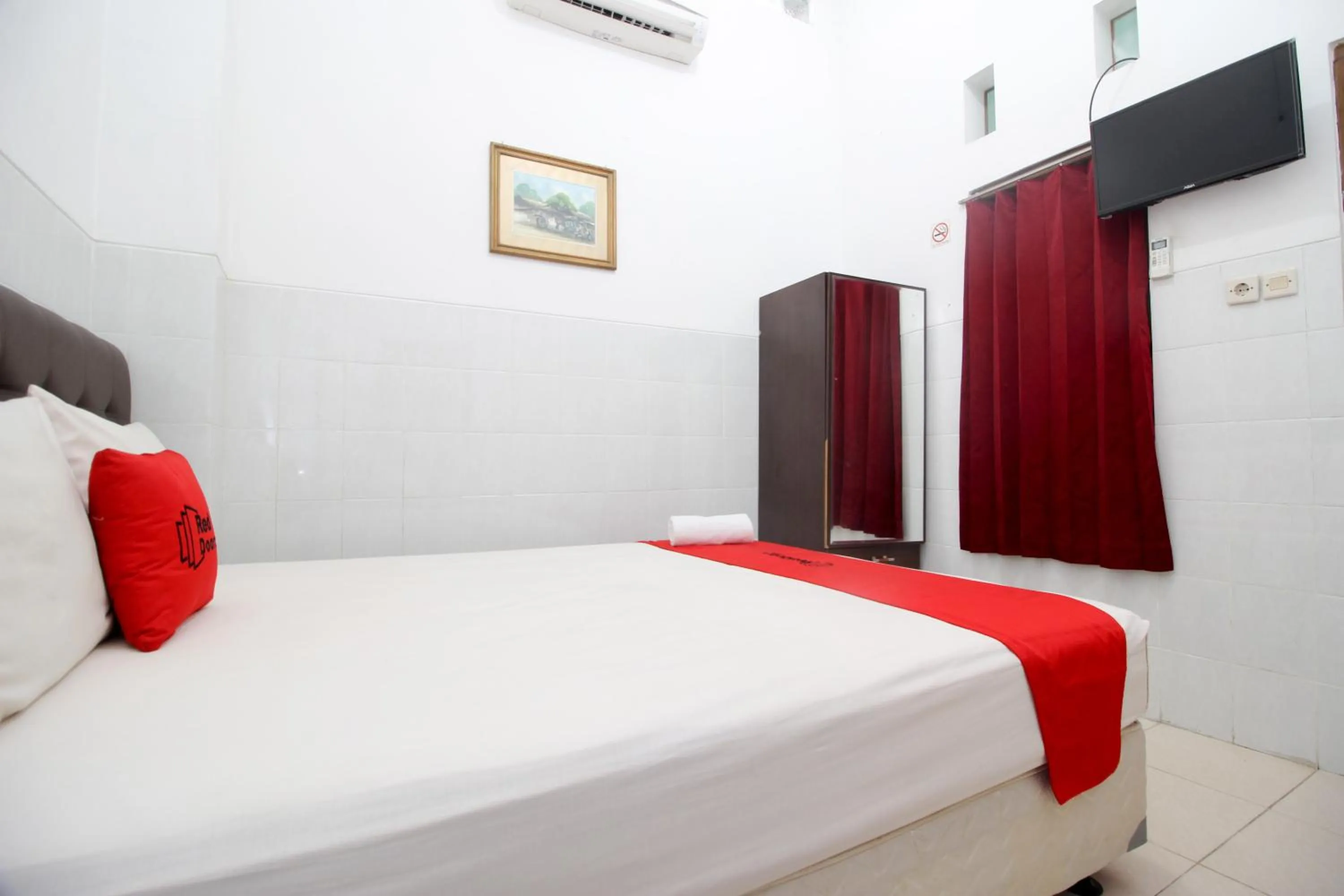 Bedroom, Bed in RedDoorz @ Seturan Raya