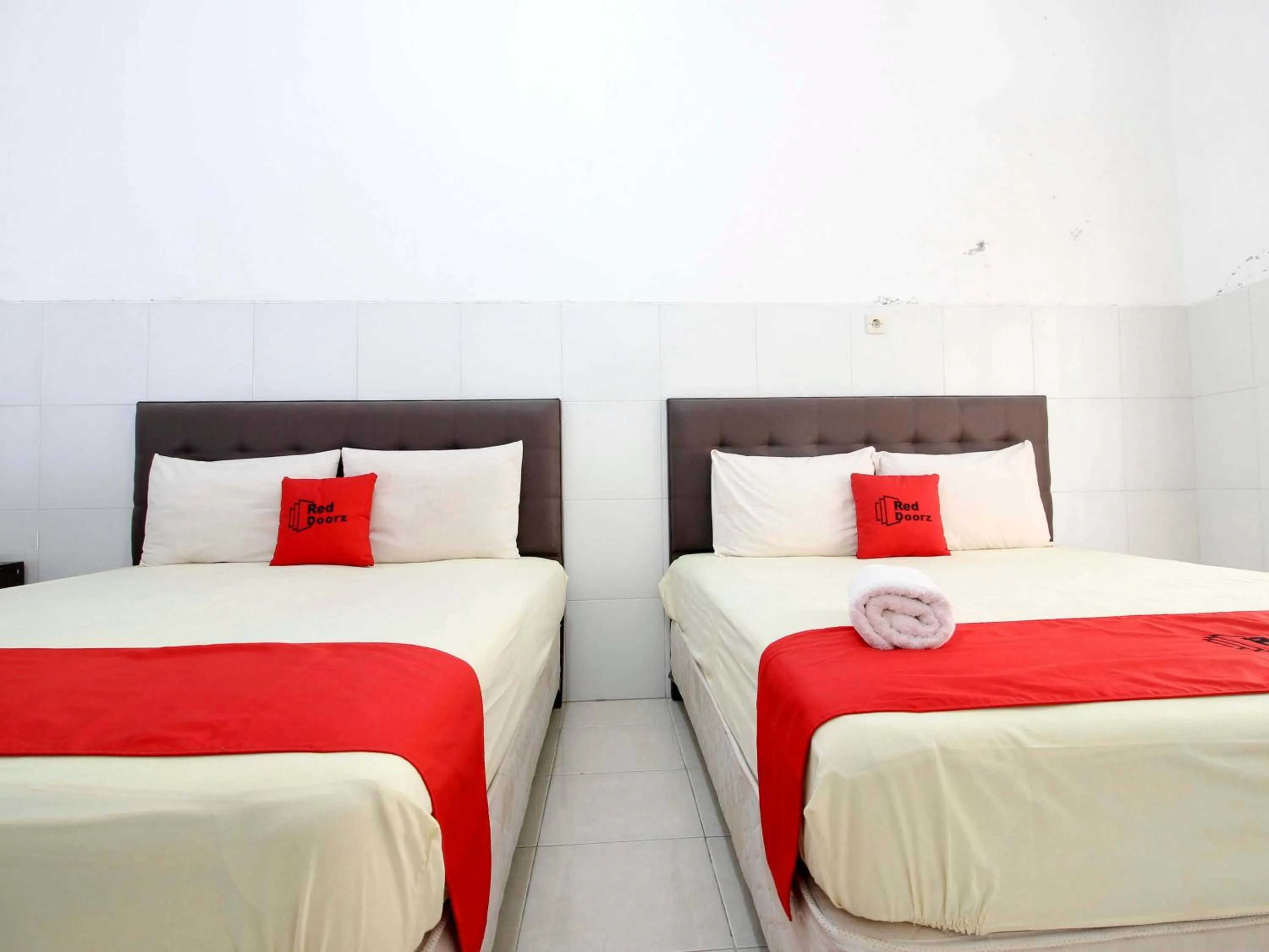 Bedroom, Bed in RedDoorz @ Seturan Raya