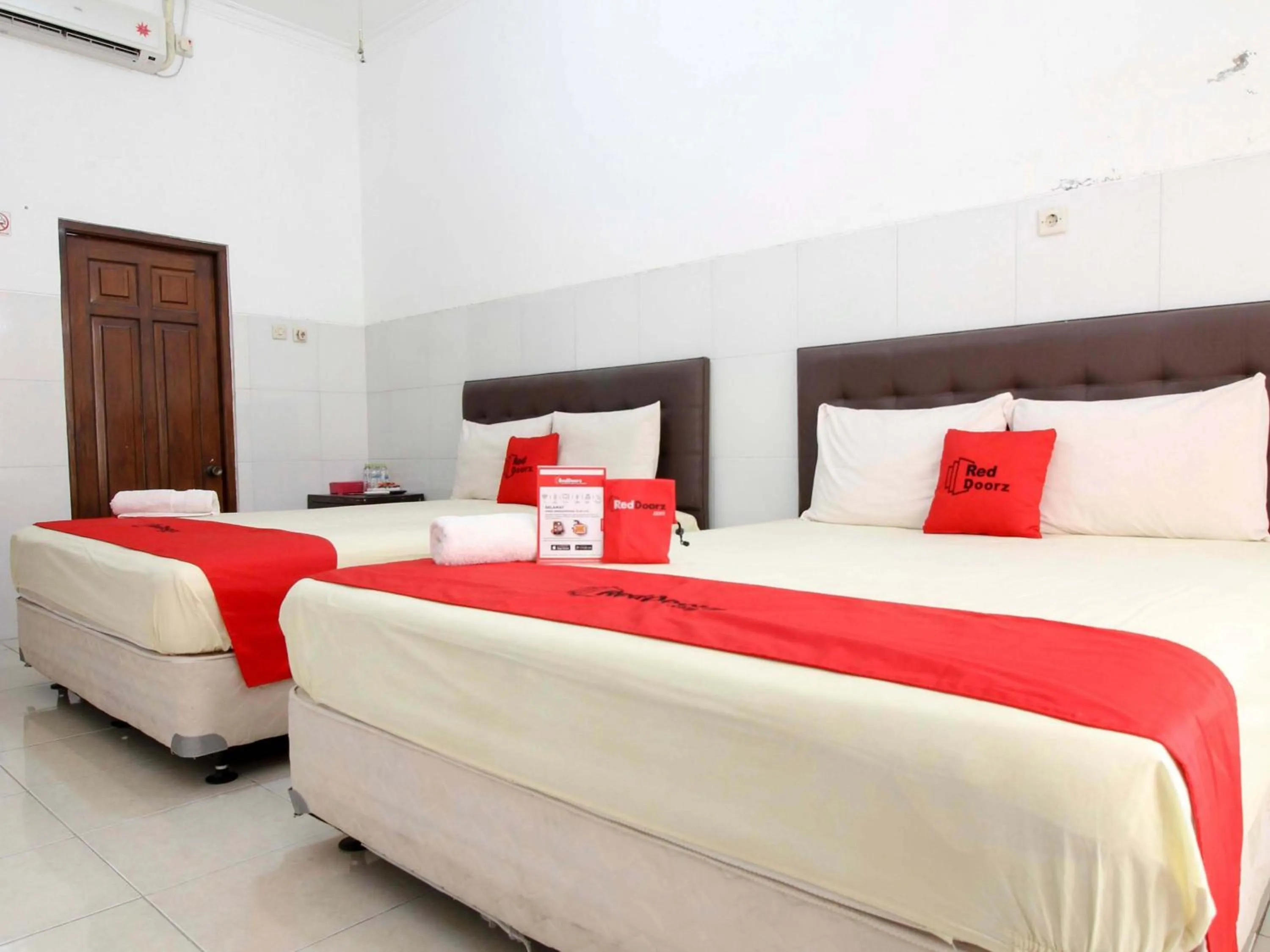 Bedroom, Bed in RedDoorz @ Seturan Raya