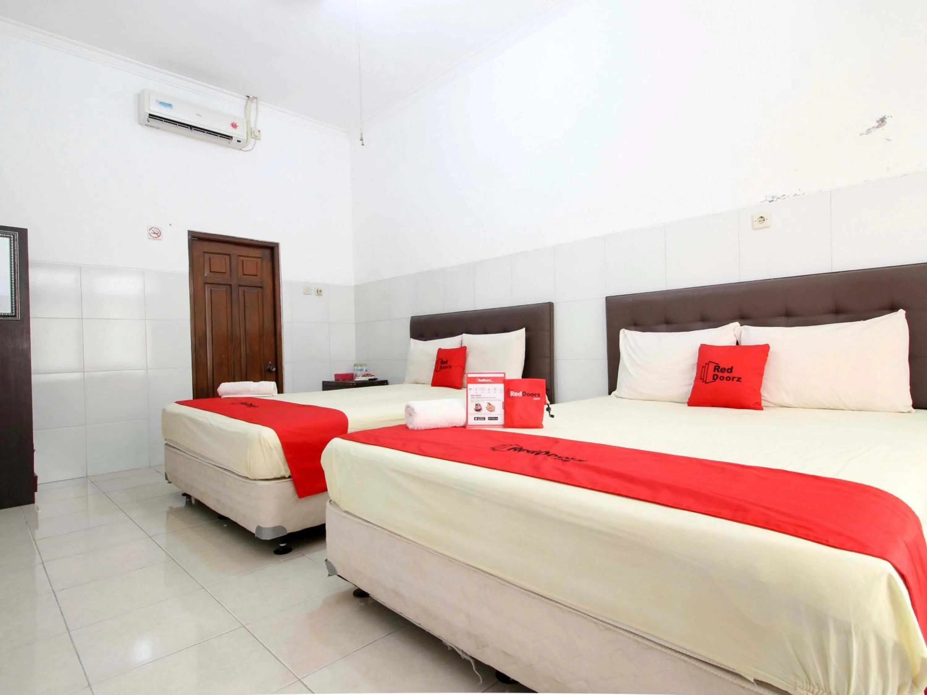 Bedroom, Bed in RedDoorz @ Seturan Raya