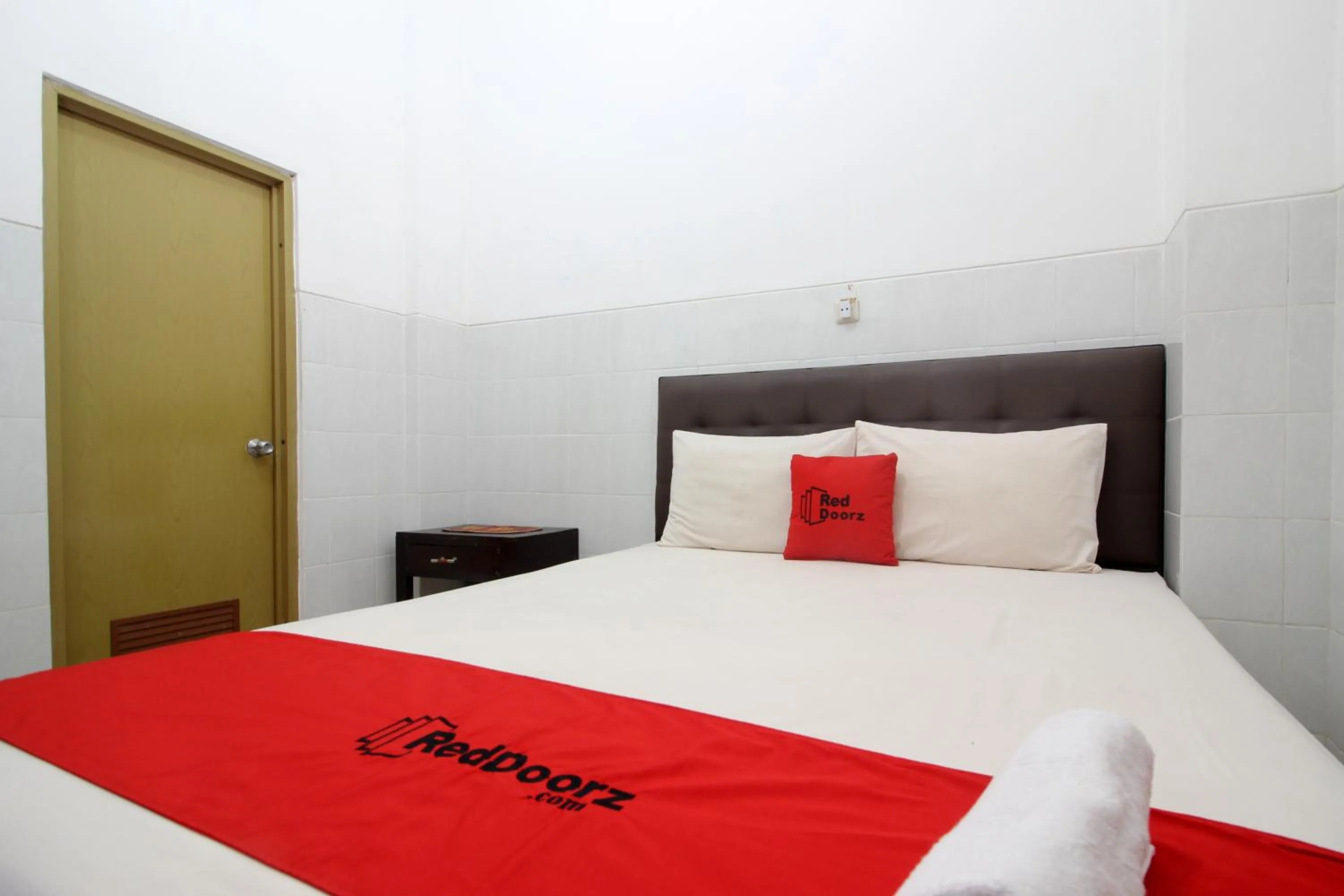 Bedroom, Bed in RedDoorz @ Seturan Raya