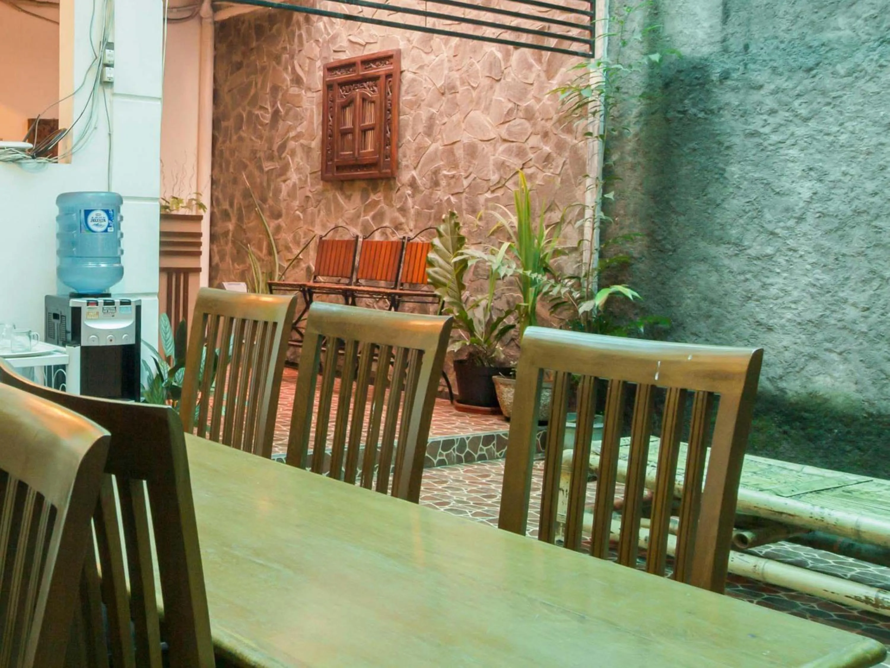 Seating area in RedDoorz @ Seturan Raya