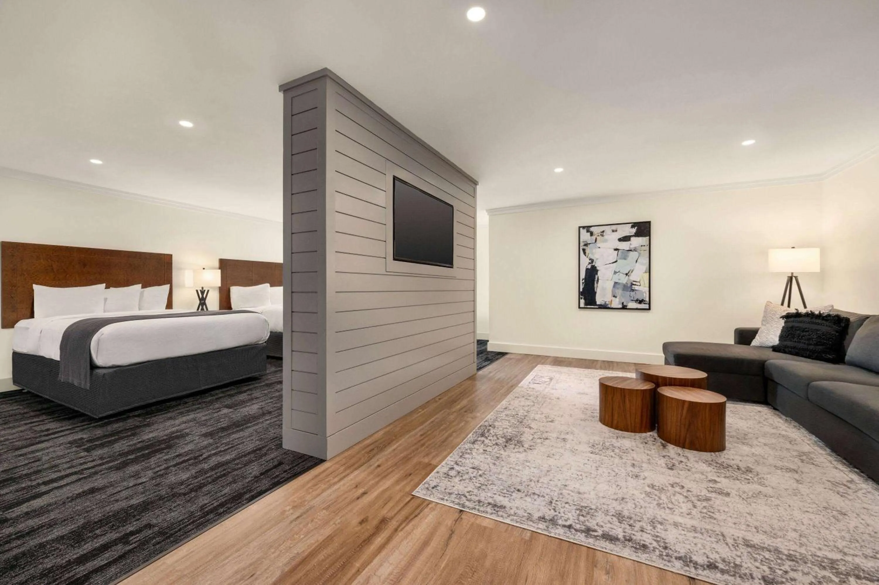 Photo of the whole room, Bed in Ramada by Wyndham Cornwall