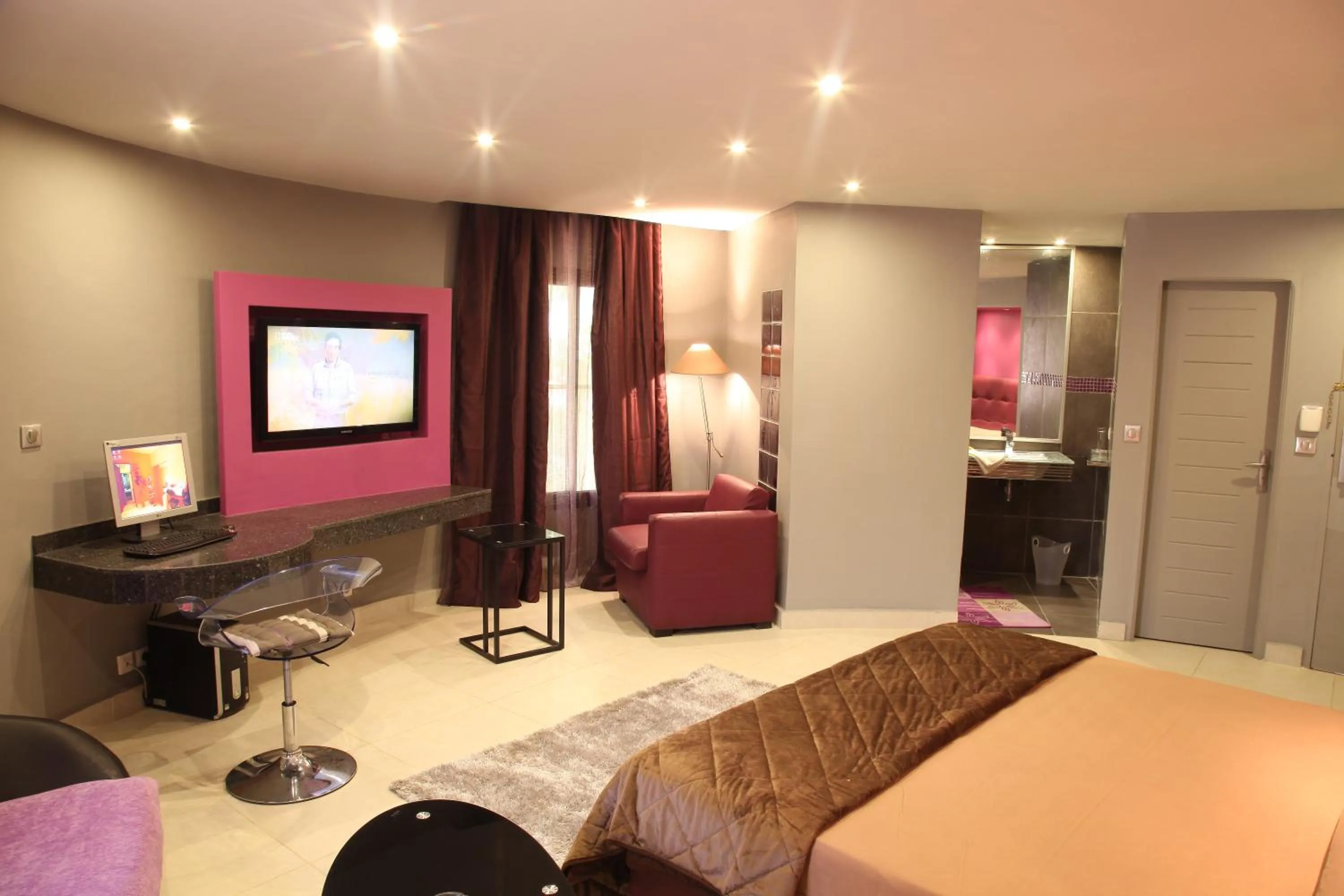 Photo of the whole room, Bed in Le Wafou