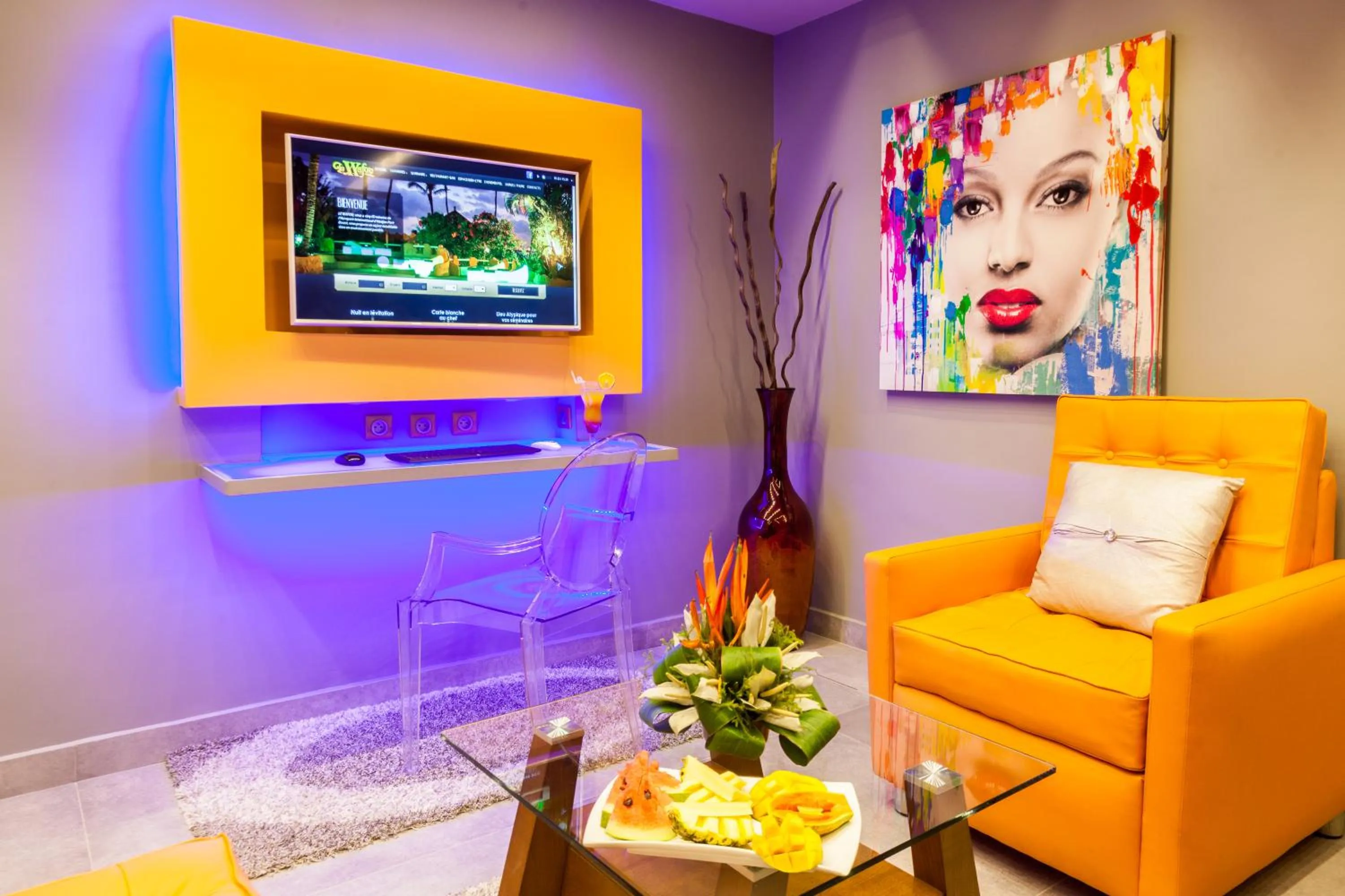 Communal lounge/ TV room in Le Wafou