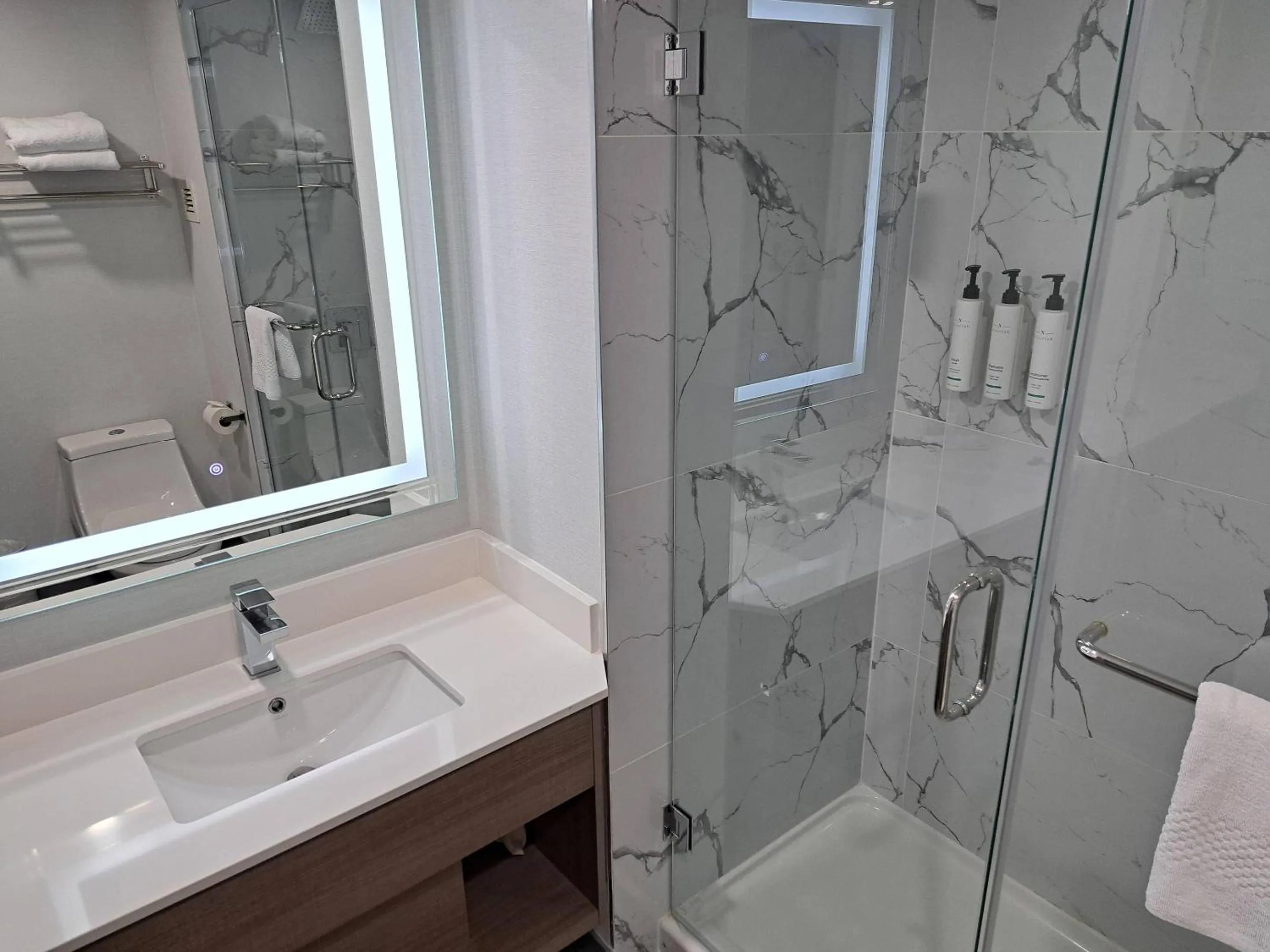 Bedroom in Comfort Hotel Vancouver Airport