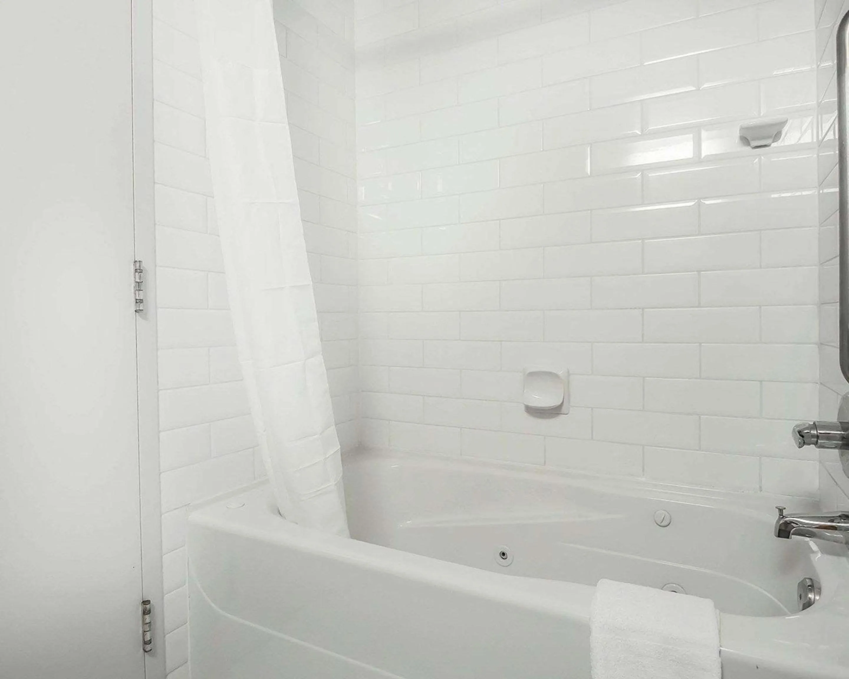 Bathroom in Comfort Hotel Vancouver Airport