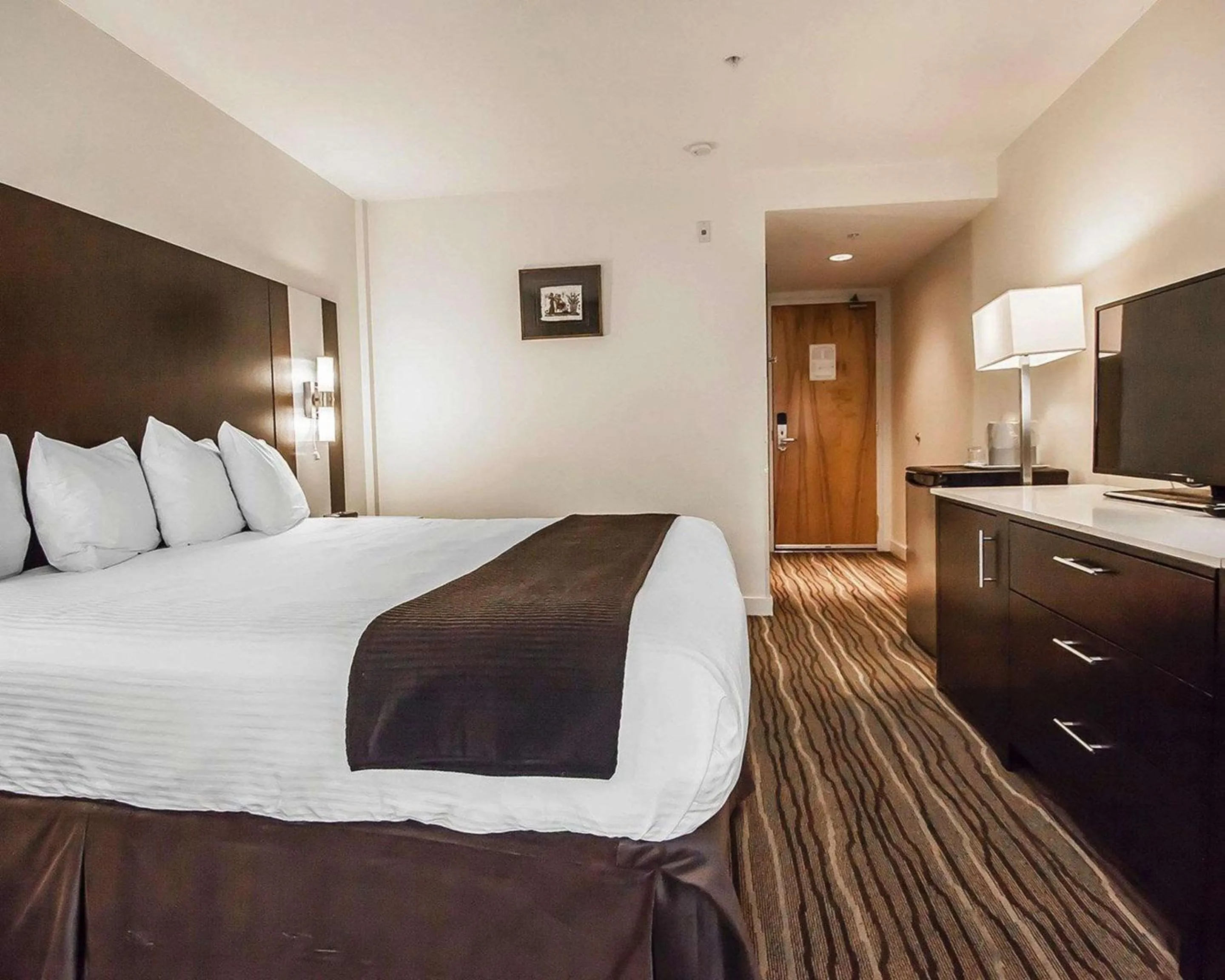 Photo of the whole room, Bed in Comfort Hotel Vancouver Airport