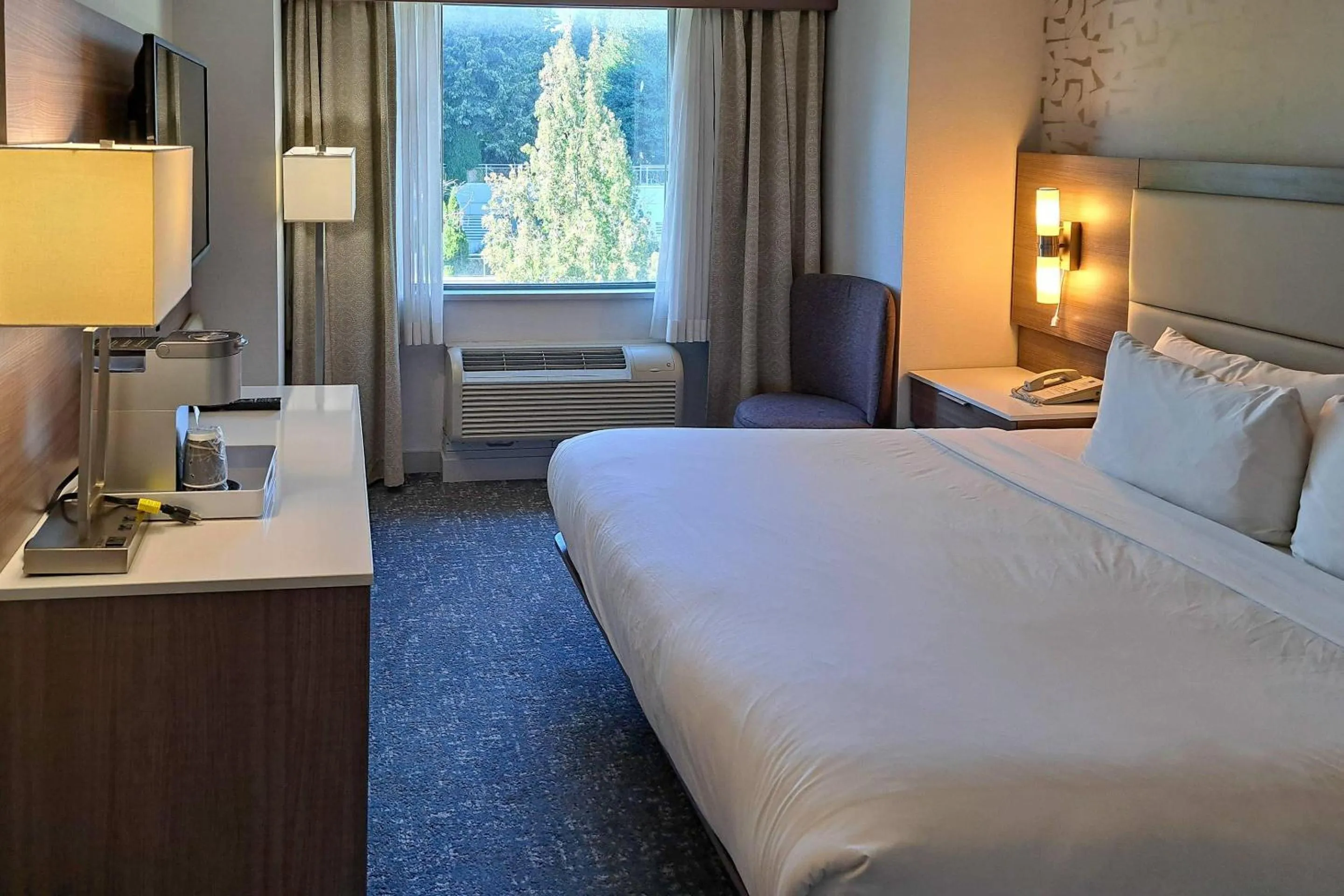 Bedroom, Bed in Comfort Hotel Vancouver Airport