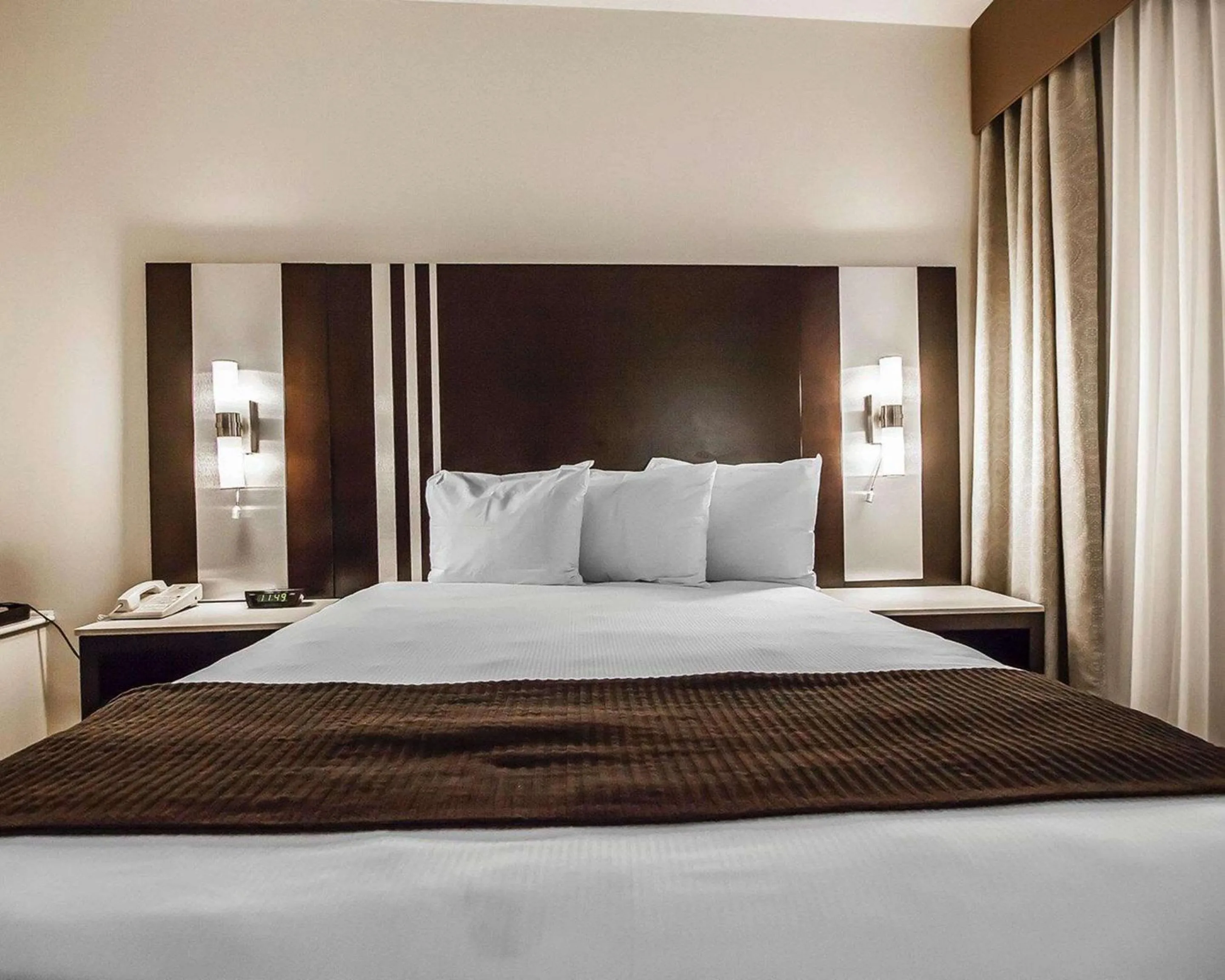 Photo of the whole room, Bed in Comfort Hotel Vancouver Airport