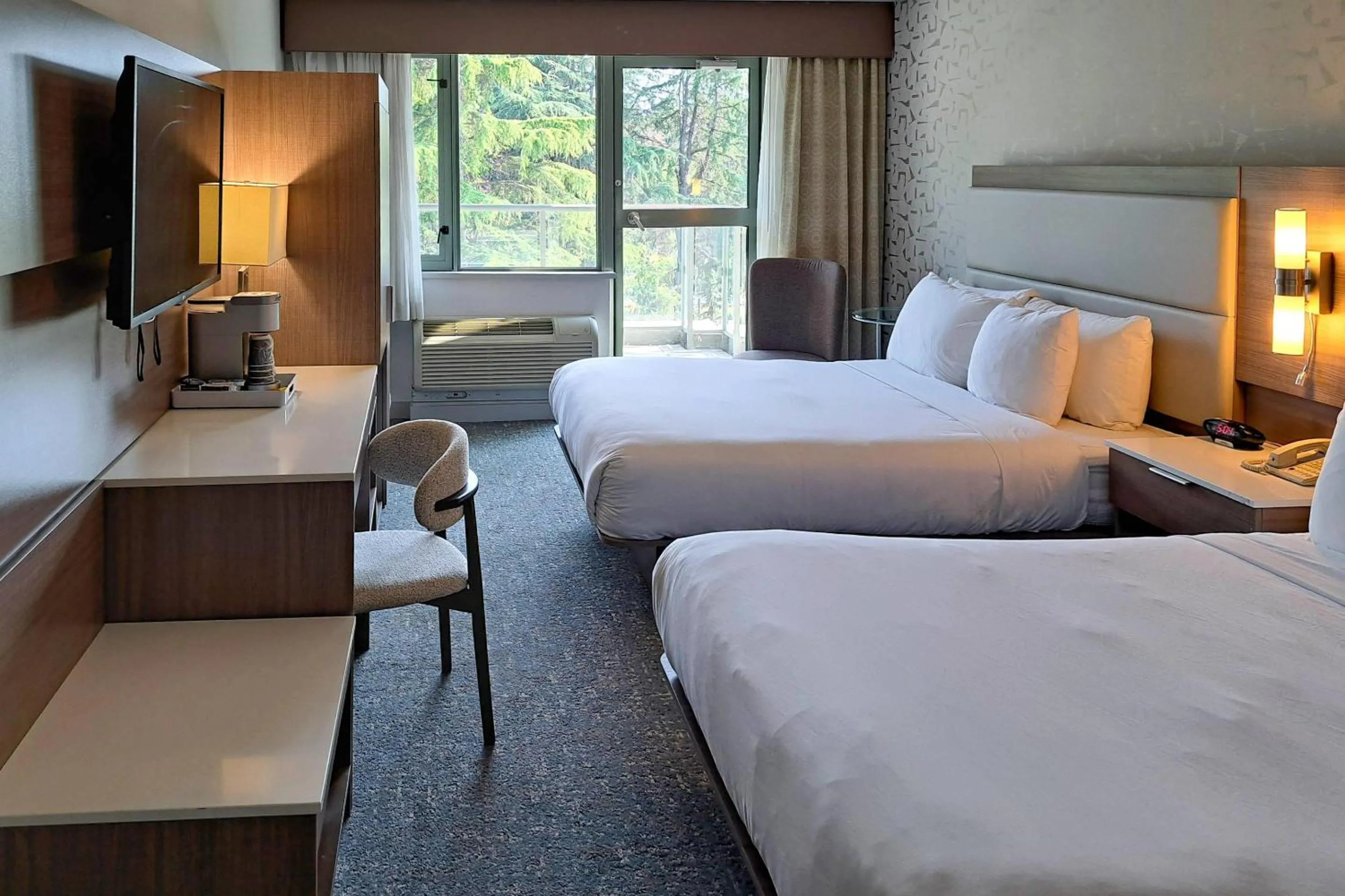 Bedroom, Bed in Comfort Hotel Vancouver Airport