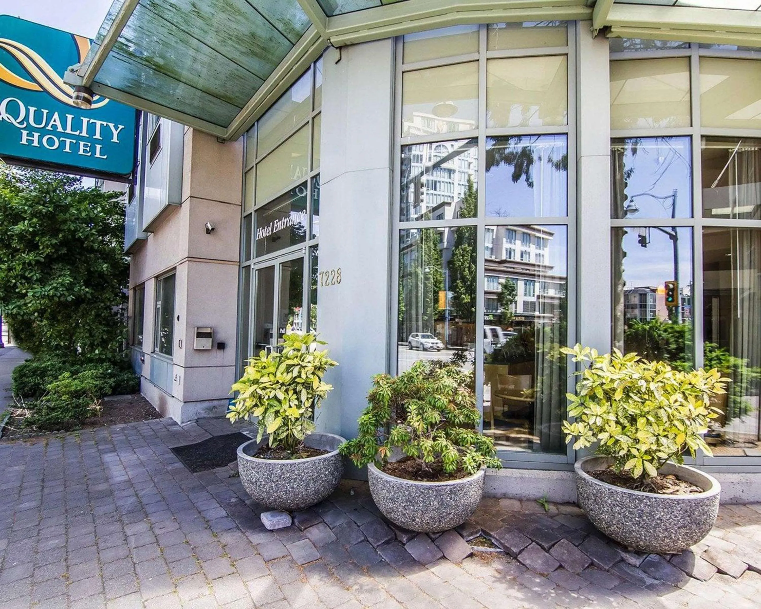 Property building in Comfort Hotel Vancouver Airport