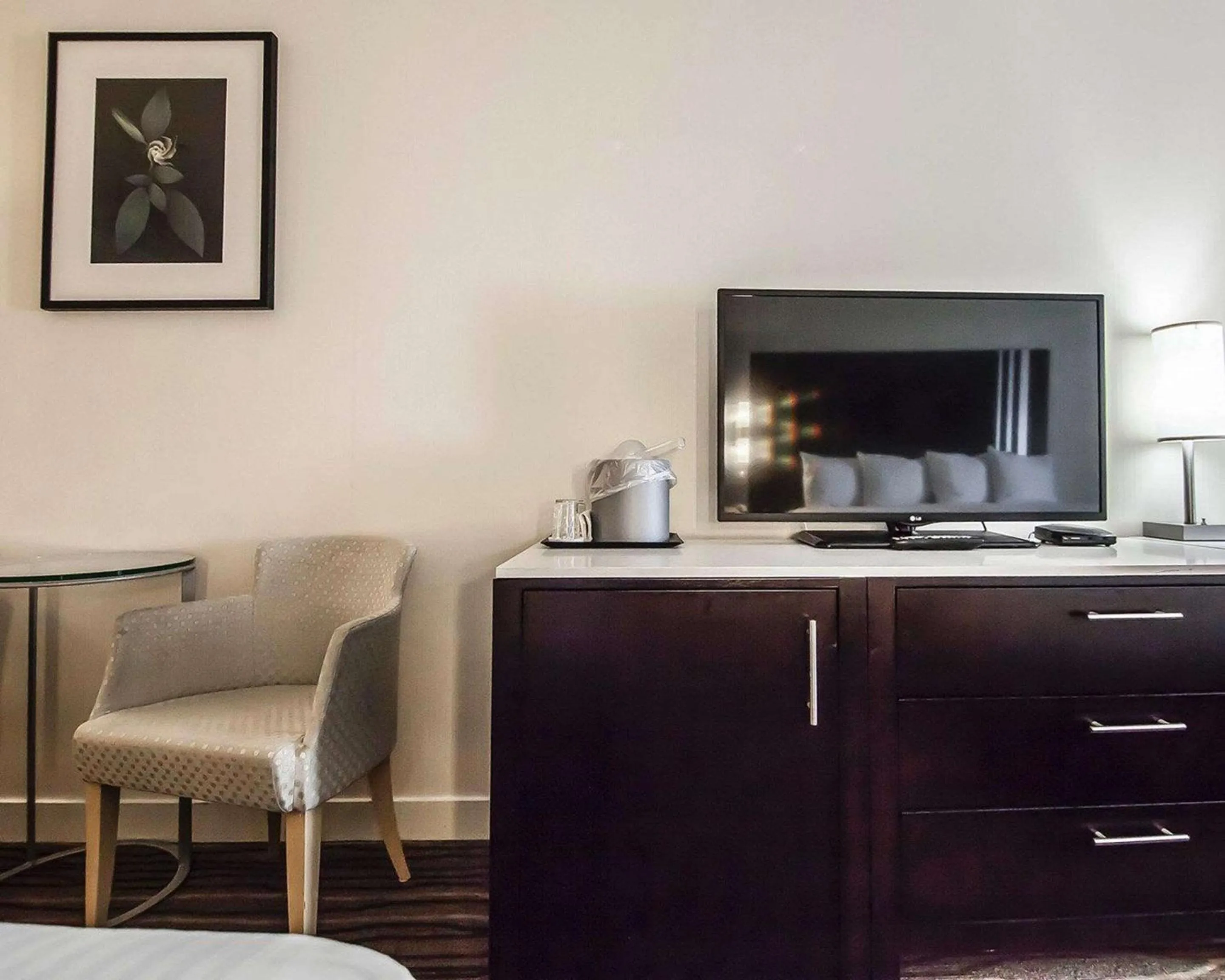 Photo of the whole room in Comfort Hotel Vancouver Airport