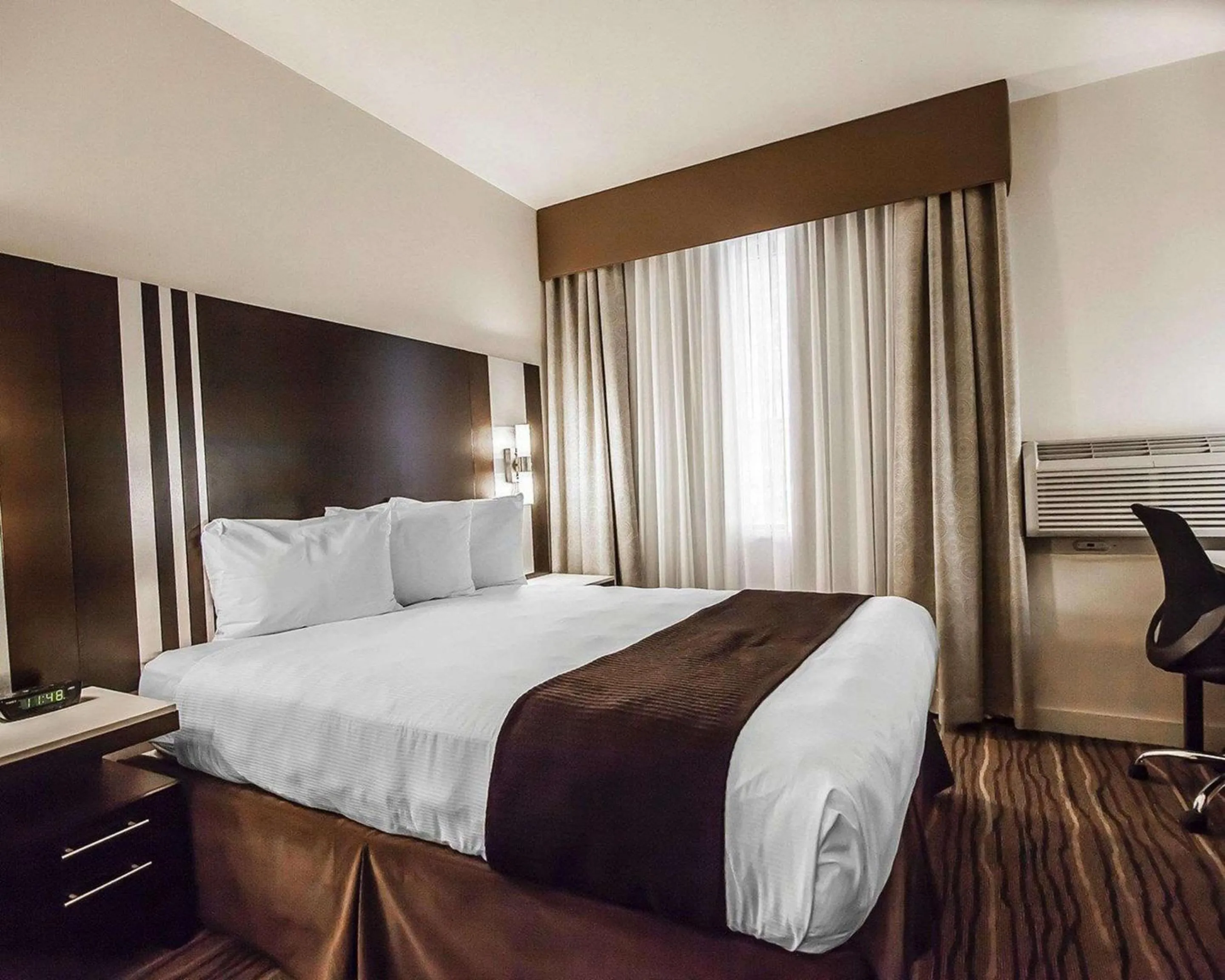 Photo of the whole room, Bed in Comfort Hotel Vancouver Airport