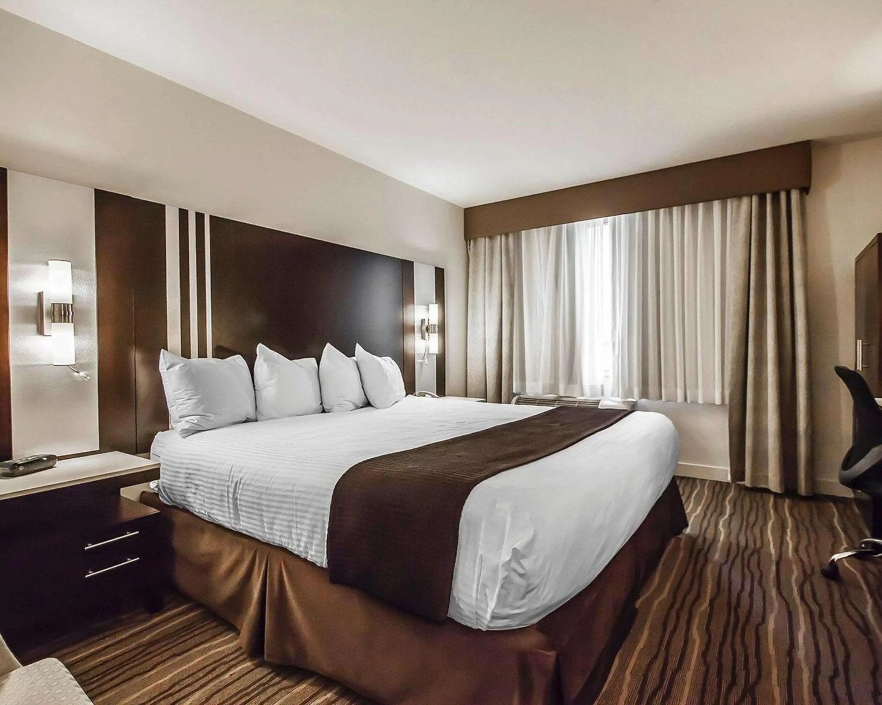 Photo of the whole room, Bed in Comfort Hotel Vancouver Airport