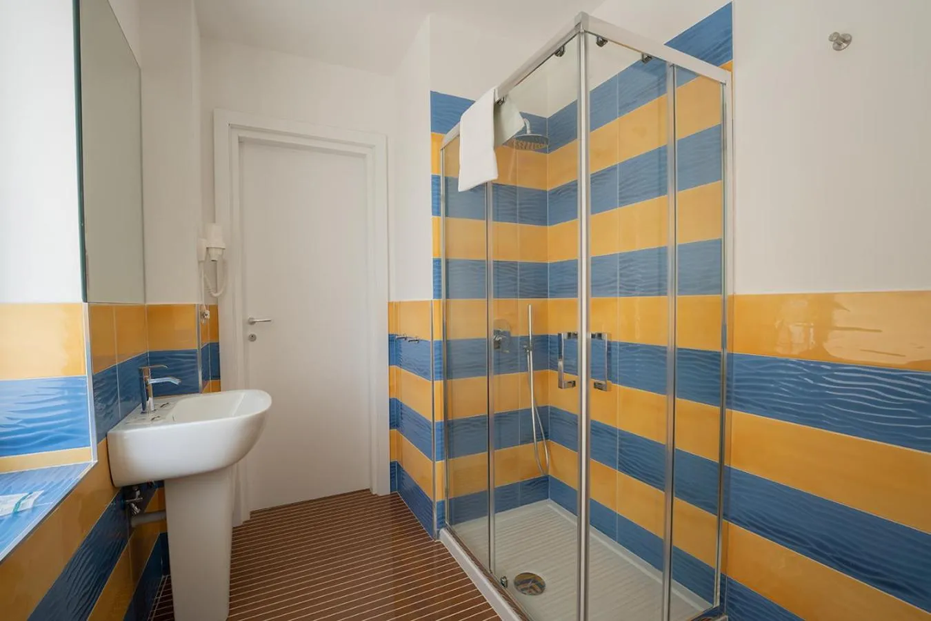 Shower in PC Boutique H Napoli Centro, by ClaPa Group