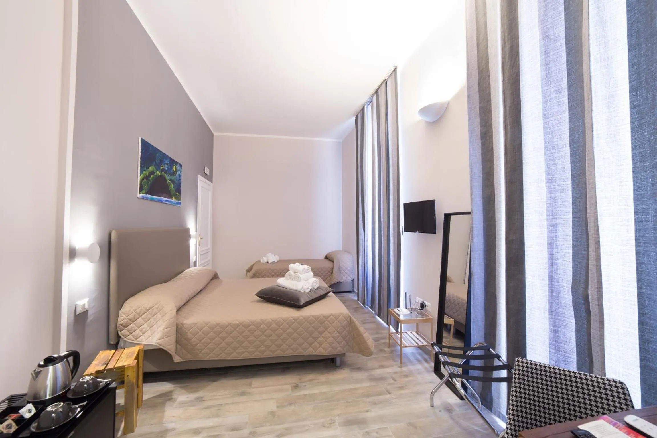 Shower, Bed in PC Boutique H Napoli Centro, by ClaPa Group