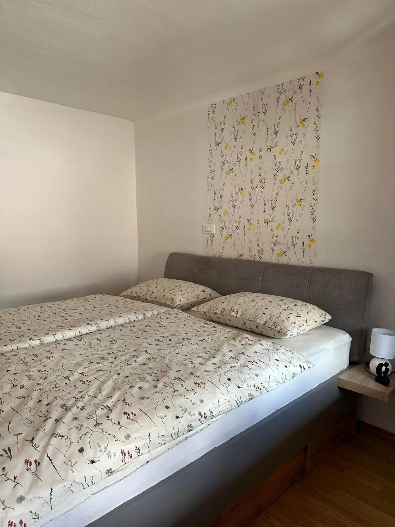 Bedroom in Hisa Rejmr with private parking