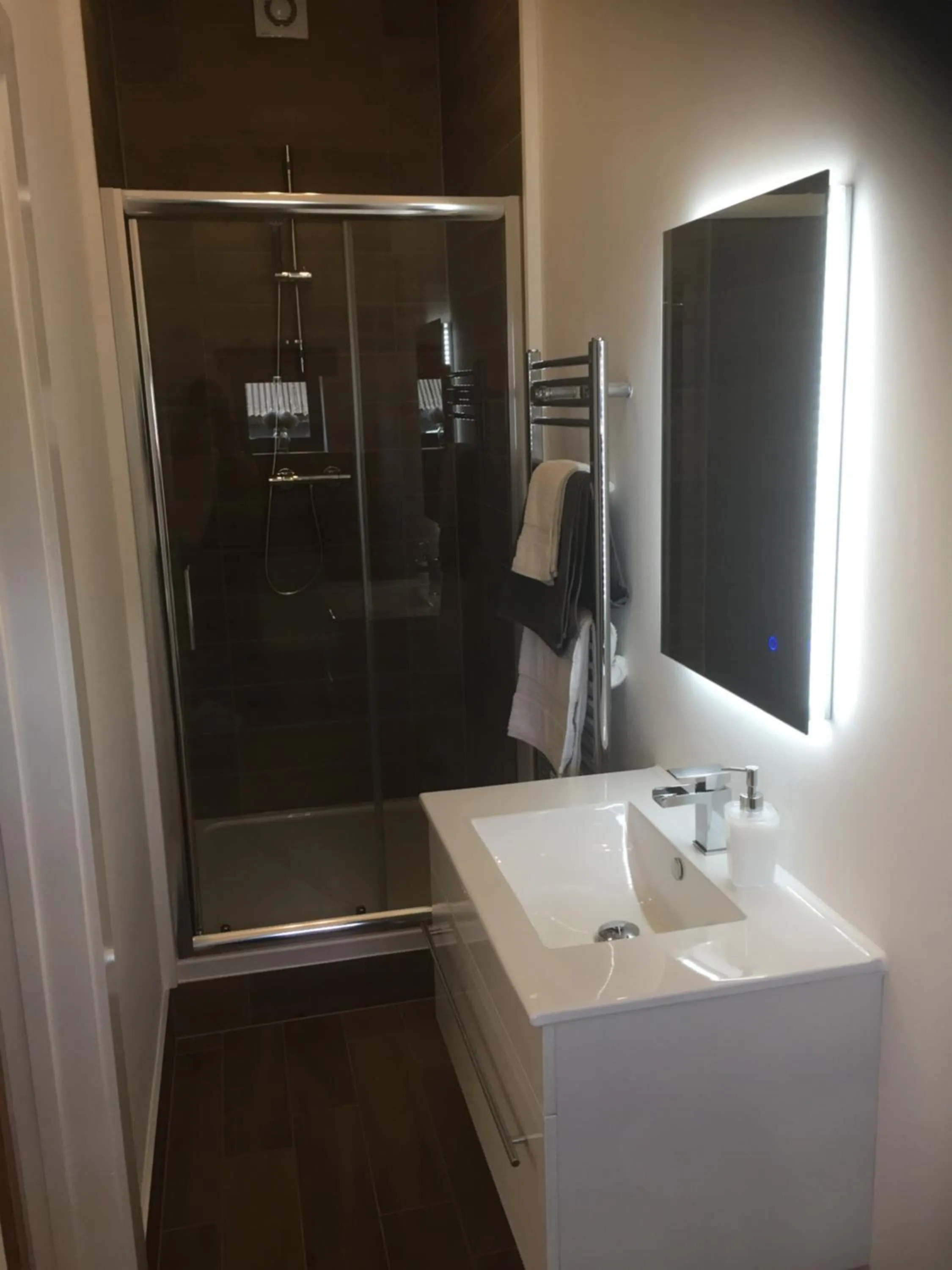 Shower in Willow Court Farm Studio South & Petting Farm, 8 mins from Legoland & Windsor, 15 mins from Lapland UK