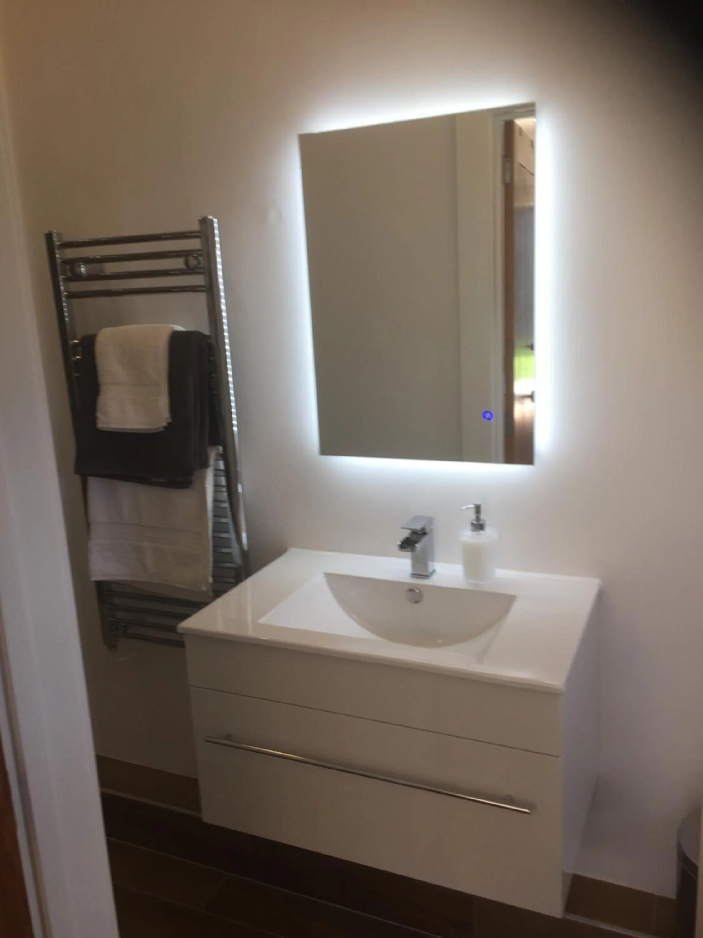 Bathroom in Willow Court Farm Studio South & Petting Farm, 8 mins from Legoland & Windsor, 15 mins from Lapland UK